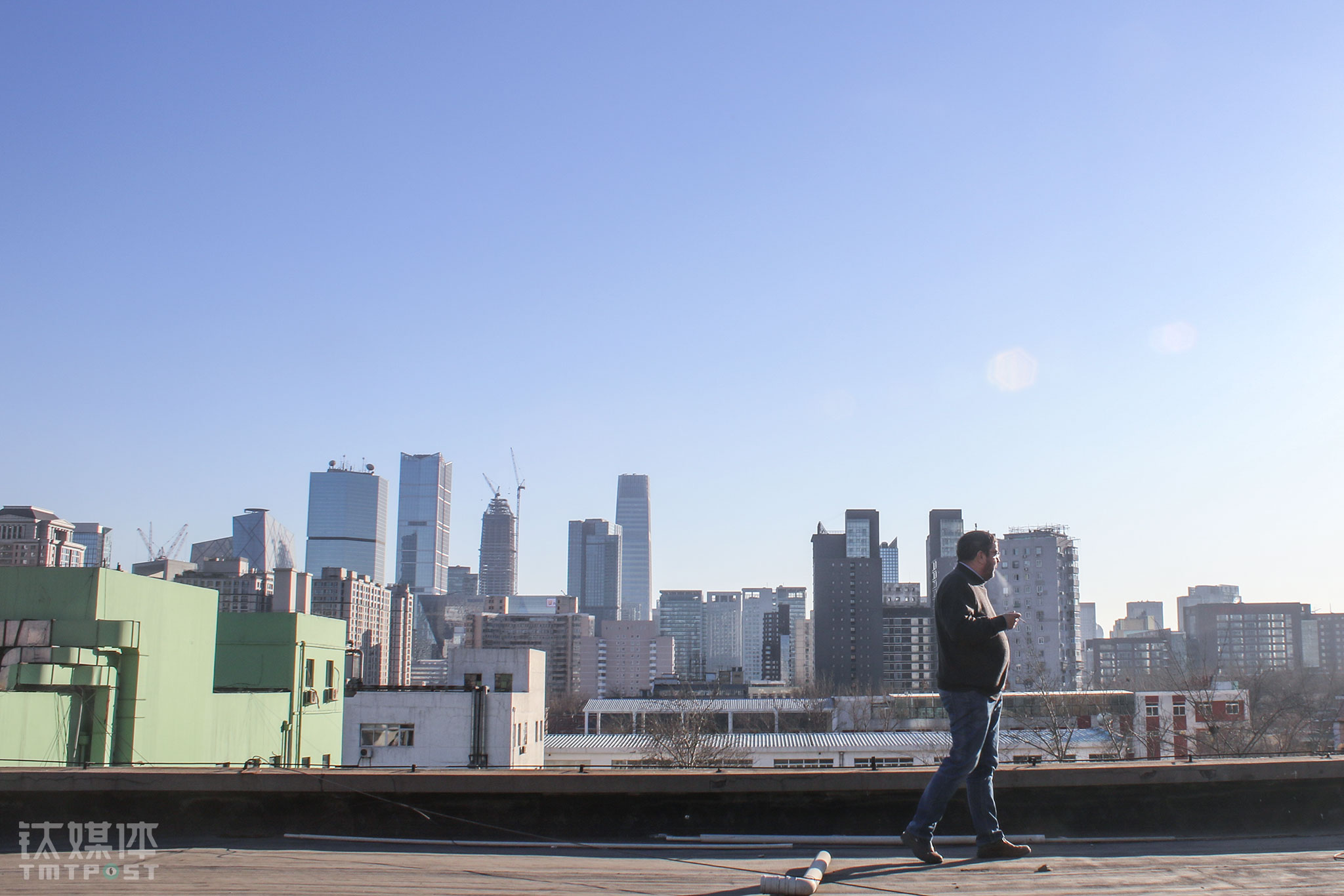 2016年1月7日，优恪CFO托马斯&bull;博文（Thomas B&ouml;wer）在办公室顶楼抽烟，不远处是北京CBD的高楼。中国消费者食品安全、消费安全的需求，为&Ouml;KO-TEST这家德国老牌第三方检测平台进入中国市场创造了契机。托马斯曾是德国政府的一名议员，他所在集团委派他到来到北京，担任合资机构优恪的CFO。当时，初来乍到的他，每天都在融入北京、融入中国、融入年轻的中国伙伴中。（不远万里来加入中国创业大潮的德国CFO）