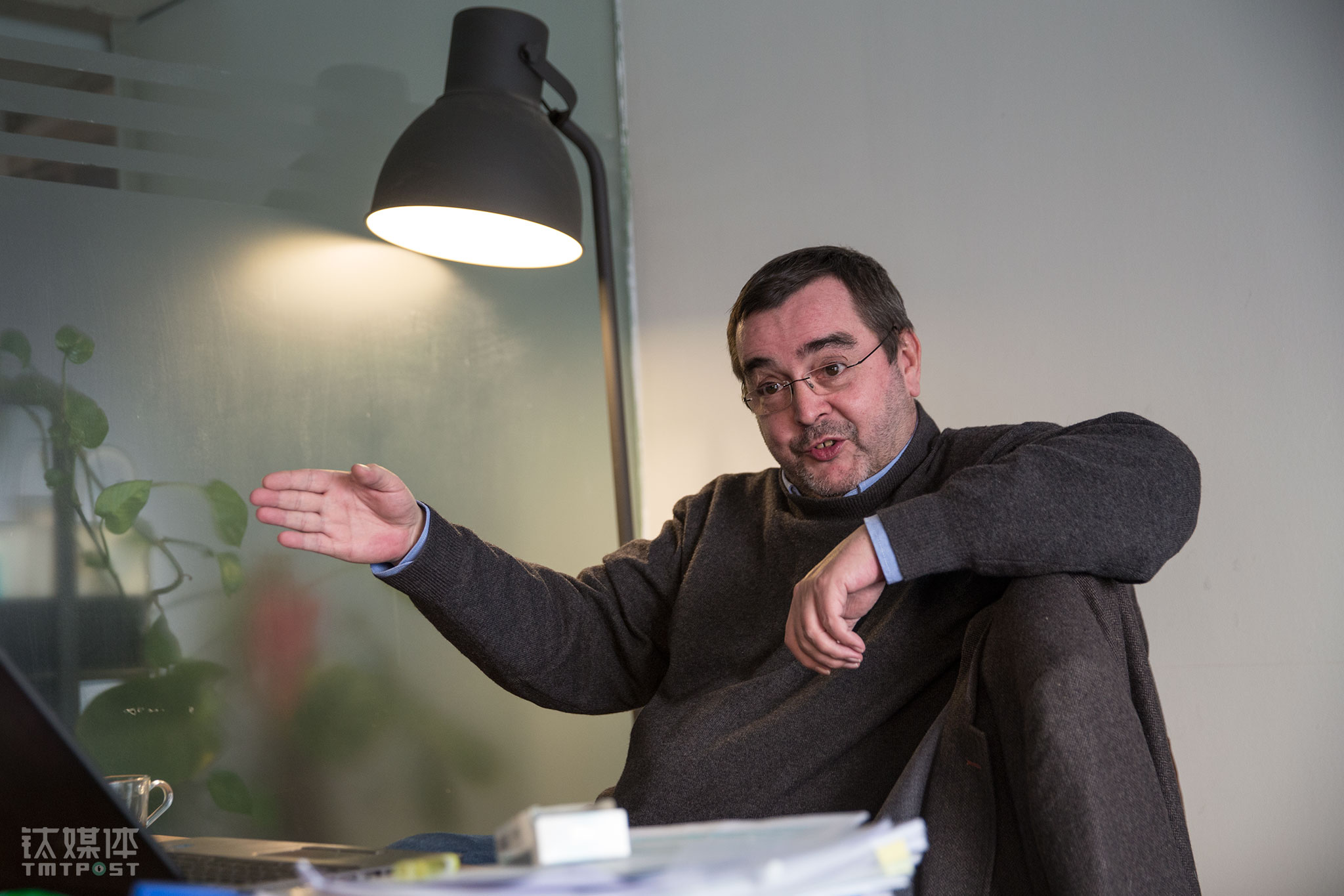 两年后，托马斯的孩子已经在北京上学。2017年12月28日，优恪办公室，托马斯谈论着中国的&ldquo;一带一路&rdquo;中优恪的机会：中国制造，德国检测。&ldquo;我们把中国采购的商品送到德国检测后发现，很多中国商品比如矿泉水、母婴用品，不比欧洲、北美的差，甚至品质更优，很多时候只是中国消费者对自己的产品缺乏信心。&rdquo;托马斯曾见过欧洲的一些产品在当地由于品质问题无人问津，出口到中国来卖却成了抢手货，&ldquo;我们希望通过德国独立机构的测评，让中国消费者对自己的产品更有信心。&rdquo;