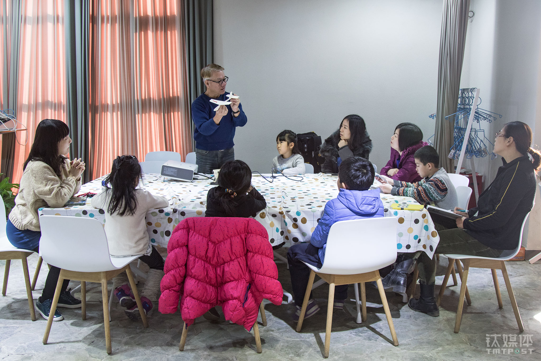 2016年1月19日，来自台湾的手工航模匠人郑富德在一家早教中心上亲子航模课。在台湾经历了手工模型行业的衰落，这位做了35年航模的老人来到北京寻找机会，几个月的时间，他跟一些早教机构合作，一边熟悉北京的孩子，一边了解北京的航模市场，为重开自己的Maker航模教室做准备。（62岁台湾航模创客的北漂创业生活）