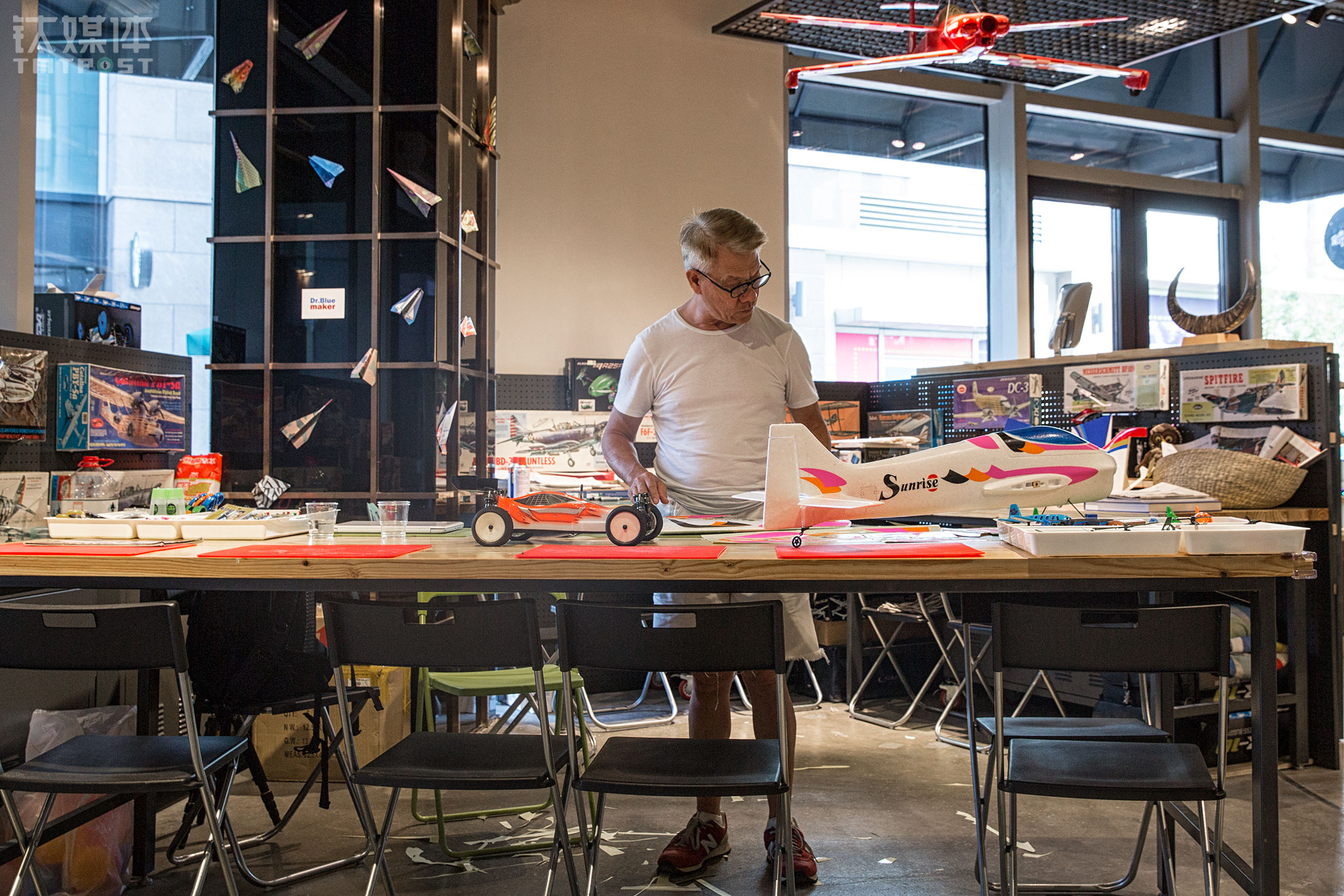 2016年夏天，郑富德在北京顺义祥云小镇开了自己在北京的第一家Maker航模教室。他的航模课非常受小朋友和家长的欢迎，Maker航模教室开始有了一定的知名度。2-10岁的小朋友都可以在课堂上学习制作手工航模，由郑富德和他女儿艾玲手把手教。