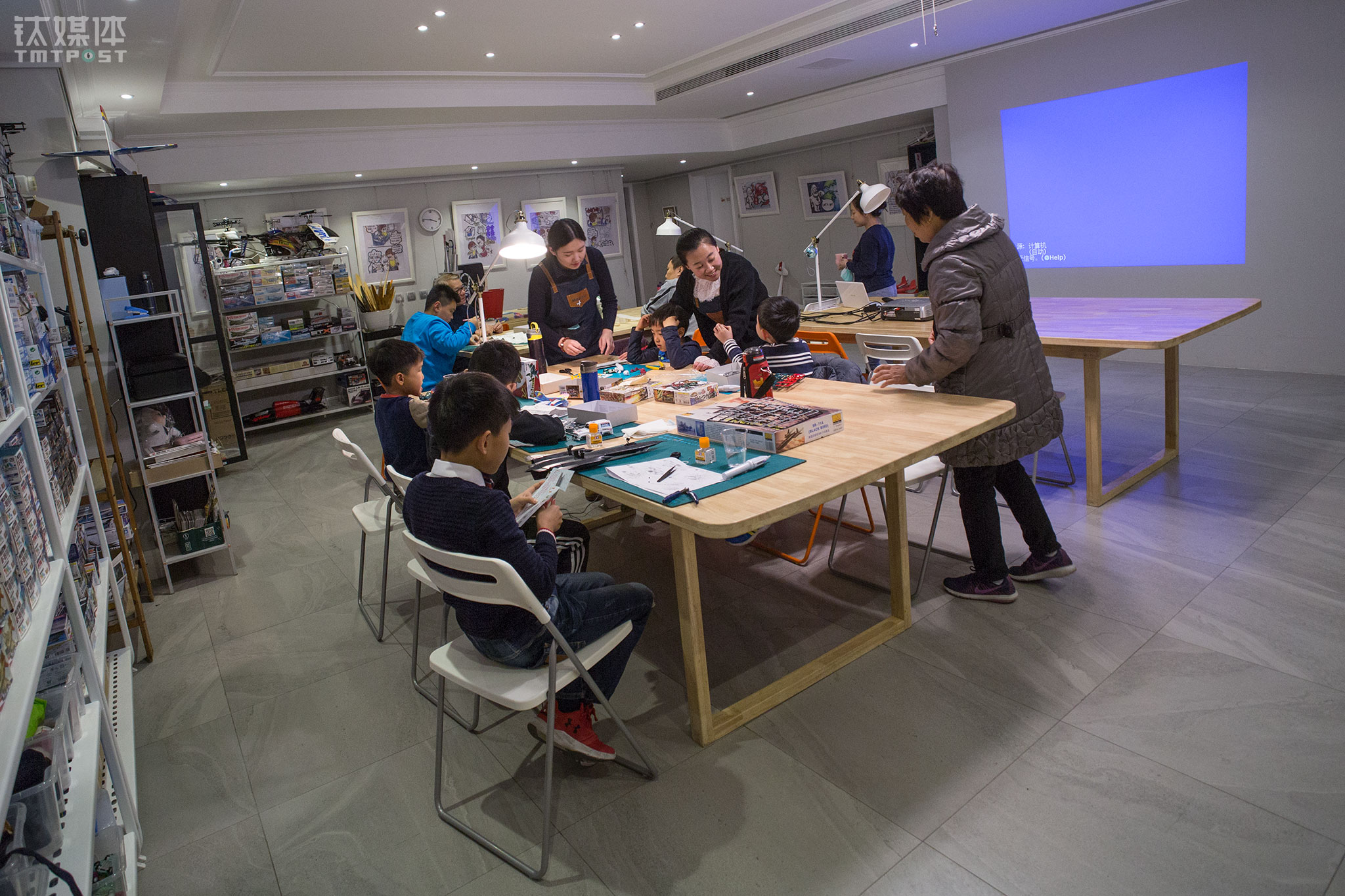 2017年底，有投资者发现了郑富德的Maker航模教室，他们开始为这个项目注资，准备再2018年开4家店面。12月23日，几个小朋友在Maker航模教室一处新址上课。郑富德已经着手做师资培训，培训出了6名航模老师在教室任职。