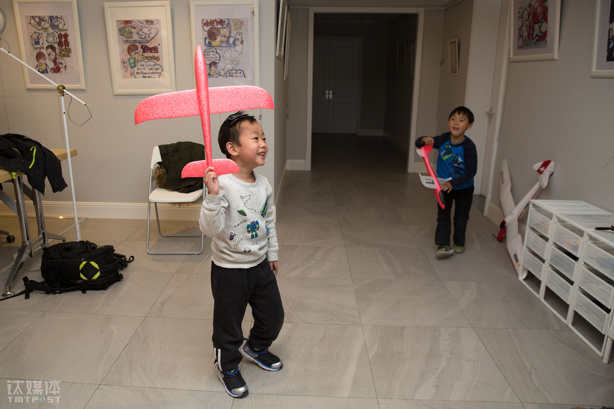 课后，两名小朋友在航模教室玩起了模型。2年时间，有1000多名孩子在Maker航模教室上过课，这些孩子都叫郑富德&ldquo;蓝博士&rdquo;，因为&ldquo;关于蓝天的问题，都可以问他&rdquo;。