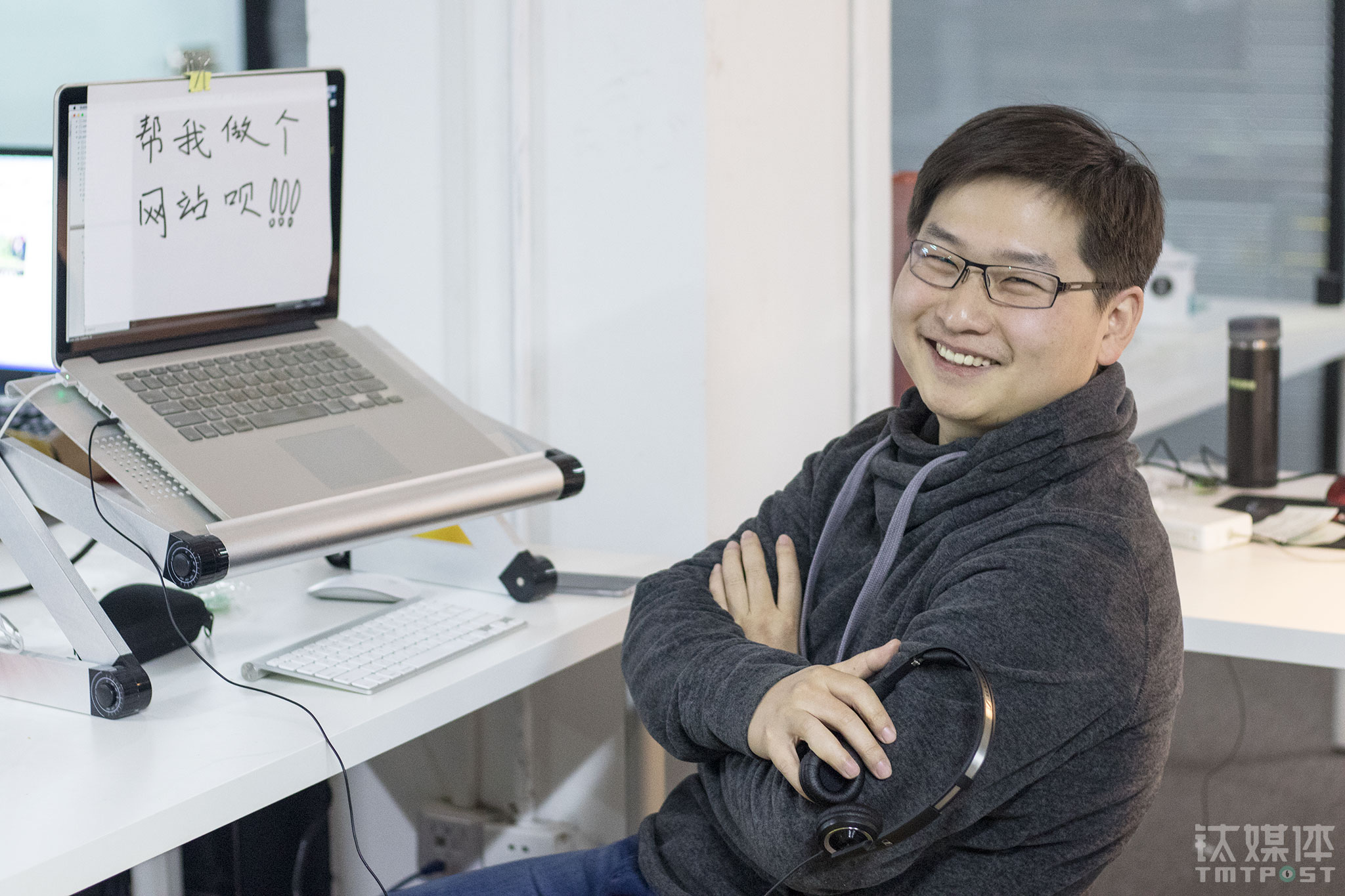 2016年1月底，钛媒体《在线》做了一期《过年回家最怕被提问，来看这10位程序猿的问答秘籍》，钛媒体工程师赵仲说，过年各种聚会，常常被亲戚朋友问到&ldquo;能不能帮忙做网站&rdquo;。当时赵仲还是一枚单身，《在线》还顺便给他征了个婚。