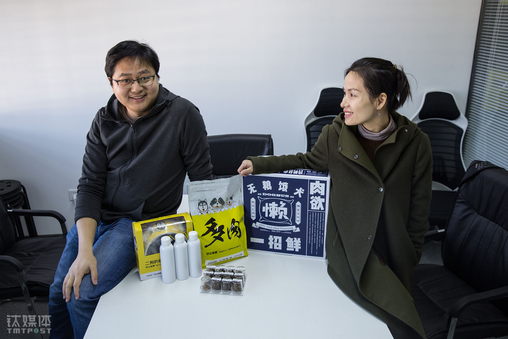 2017年12月22日，吴雅辉和联合创始人在办公室。&ldquo;在宠物行业摸爬滚打了3年，我们还活着&rdquo;。2017年吴雅辉全面调整了业务，收缩了专车、家教业务，升级了培训学校，还入股宠物食品工厂，并研发了自有品牌的狗粮。在服务加商品两个版块里，商品的利润空间远远大于宠物服务，&ldquo;传统狗粮几乎都是棒子面加鸡油，我们的狗粮全部是真正加肉的，这个产品将成为我们的利润增长来源&rdquo;。