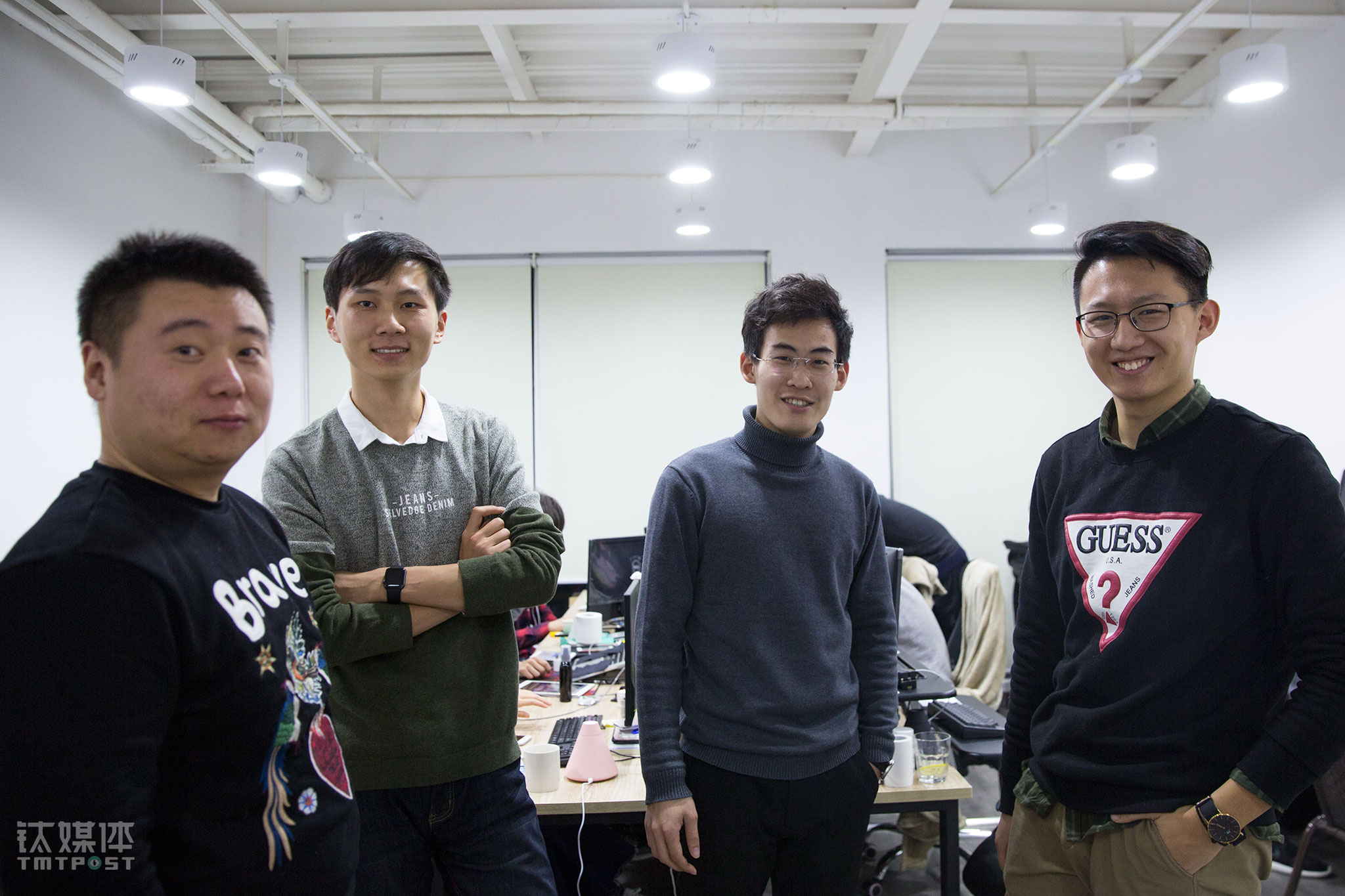 2017年12月26日，北京，创客贴4名创始成员在办公室。2年时间，这个团队从14人扩充到30人，大家的信任度和默契度也提高了。创客贴一个2C的服务平台，变成了一个中小微企业创意设计服务平台，打通了设计师、版权方等，还接入了下游的印刷。&ldquo;我们发现企业对设计越来越注重，不论是社交媒体，还是小程序、内容电商的兴起，都刺激了企业对设计的需求，而对小企业来说，雇佣专业设计师成本太高，我们的平台可以满足他们一键视觉化的需求，我们可以赋能于这些企业的设计运营人员。&rdquo;