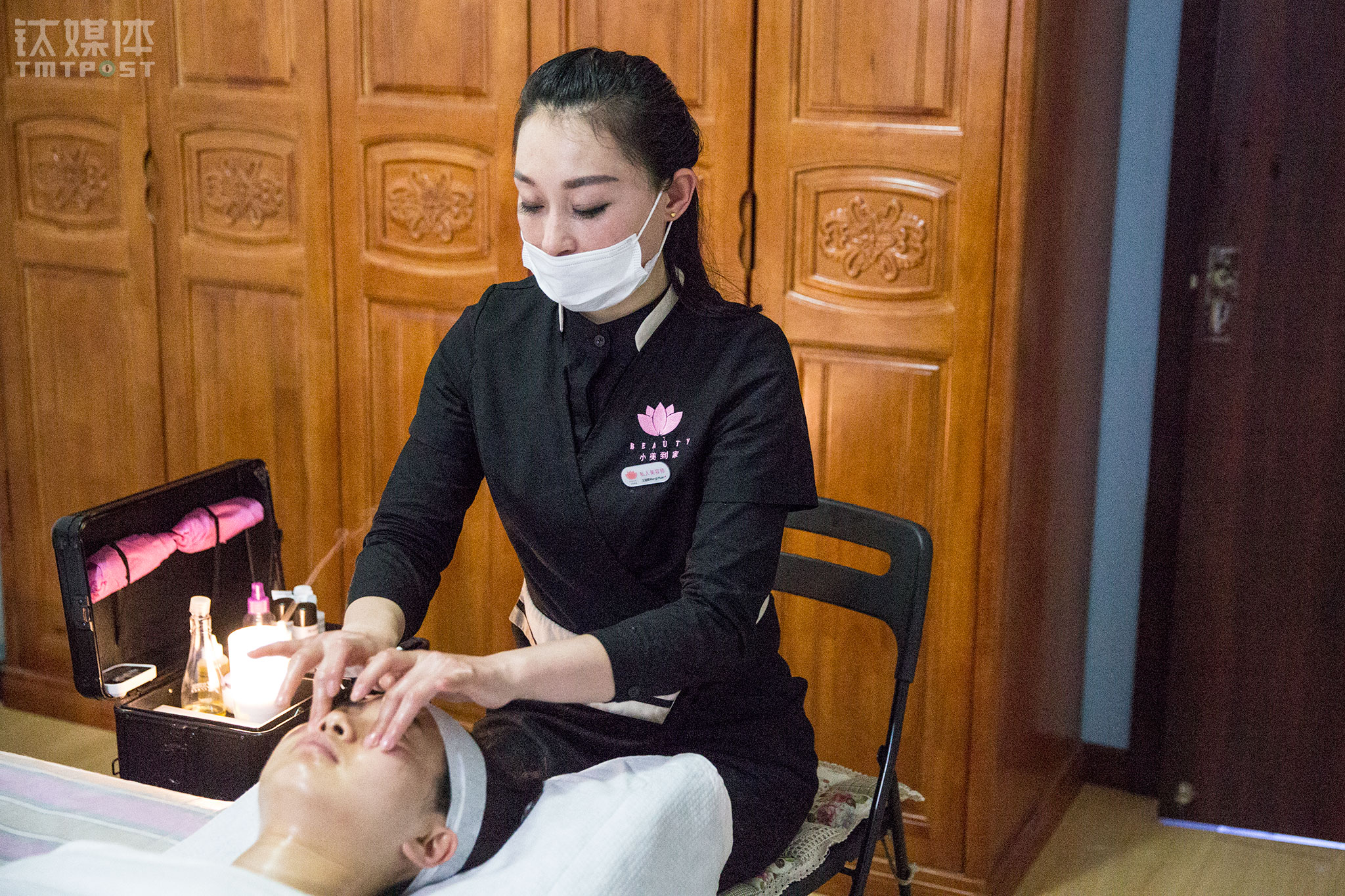 2016年3月13日，O2O平台&ldquo;小美到家&rdquo;美容师王丽媛在客户家提供美容服务。她每天早上7点拖着30多斤的箱子出门，晚上10点回家，每天服务客户5~6名，常常忙到吃饭都顾不上。为了练习美容技能，她曾累到连筷子都拿不起。O2O上门服务，跟在美容店里提供服务相比，美容师和客户之间关系更平等、信任度更高。在钛媒体《在线》：《一个O2O上门美容师的一天，什么是劳动者的尊严》中，我们写道：劳动者的尊严来自物质，也来自人与人之间的彼此尊重，这种尊严，才是O2O带来的最大价值。