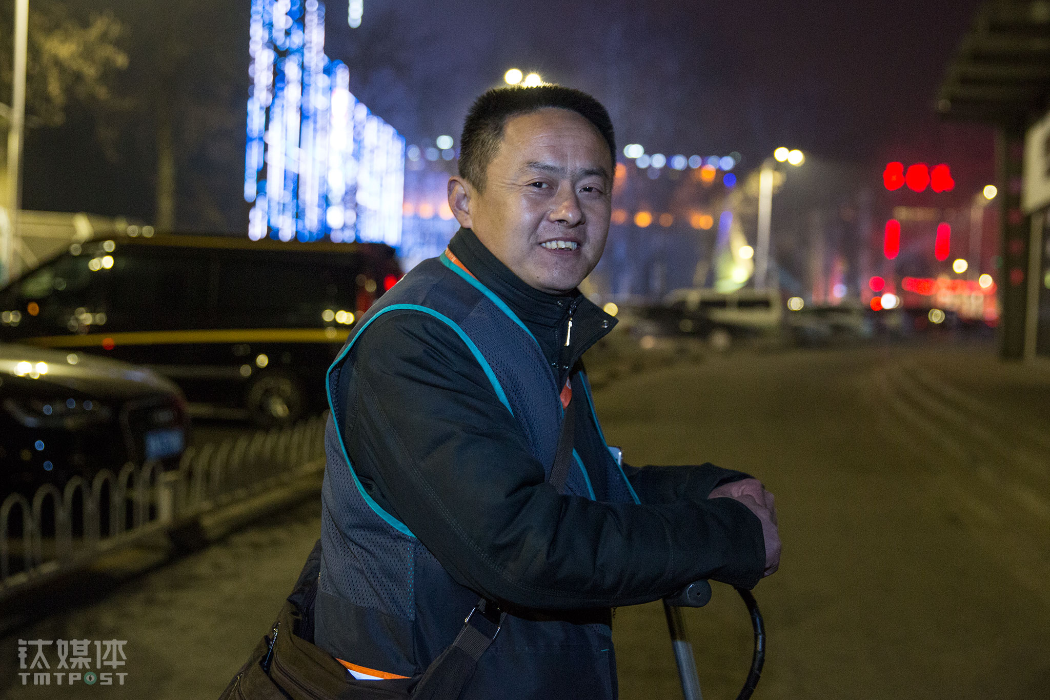 2016年3月16日，代驾员张师傅在北京工体外等待接单。他每天从晚上7点工作到第二天凌晨5点，有时候为了等一单，要在街边站两个小时。在《代驾一族的「午夜人生」》中，张师傅聊起自己曾被一名客人欠了300块钱，催了很久没催回。