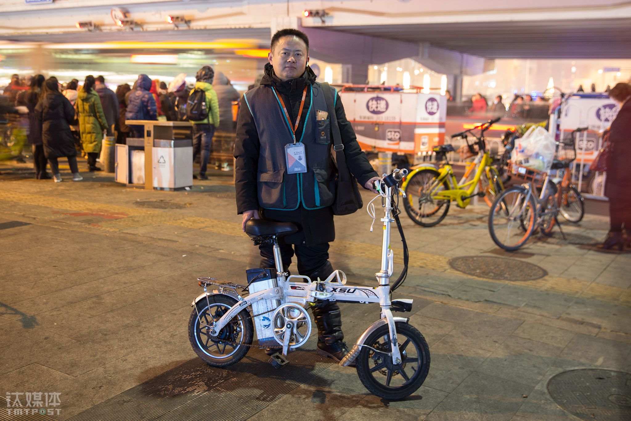 2017年12月28日，代驾员张师傅在北京大望路。他告诉钛媒体《在线》，自己那笔300元还是没有结，&ldquo;我也没去要了，联系不上了&rdquo;。这一年他自己没什么变化，每天依然晚出早归，唯一的变化是&ldquo;生活成本提高了&rdquo;。他住的地方遭遇拆迁腾挪，于是他在亦庄另找了一个地方落脚，房租从原来的650元变成了1000元。他每天凌晨结束工作，先坐夜30到十里河，然后骑车10公里回家。&ldquo;希望2018年多挣点，平平安安的&rdquo;。他说。