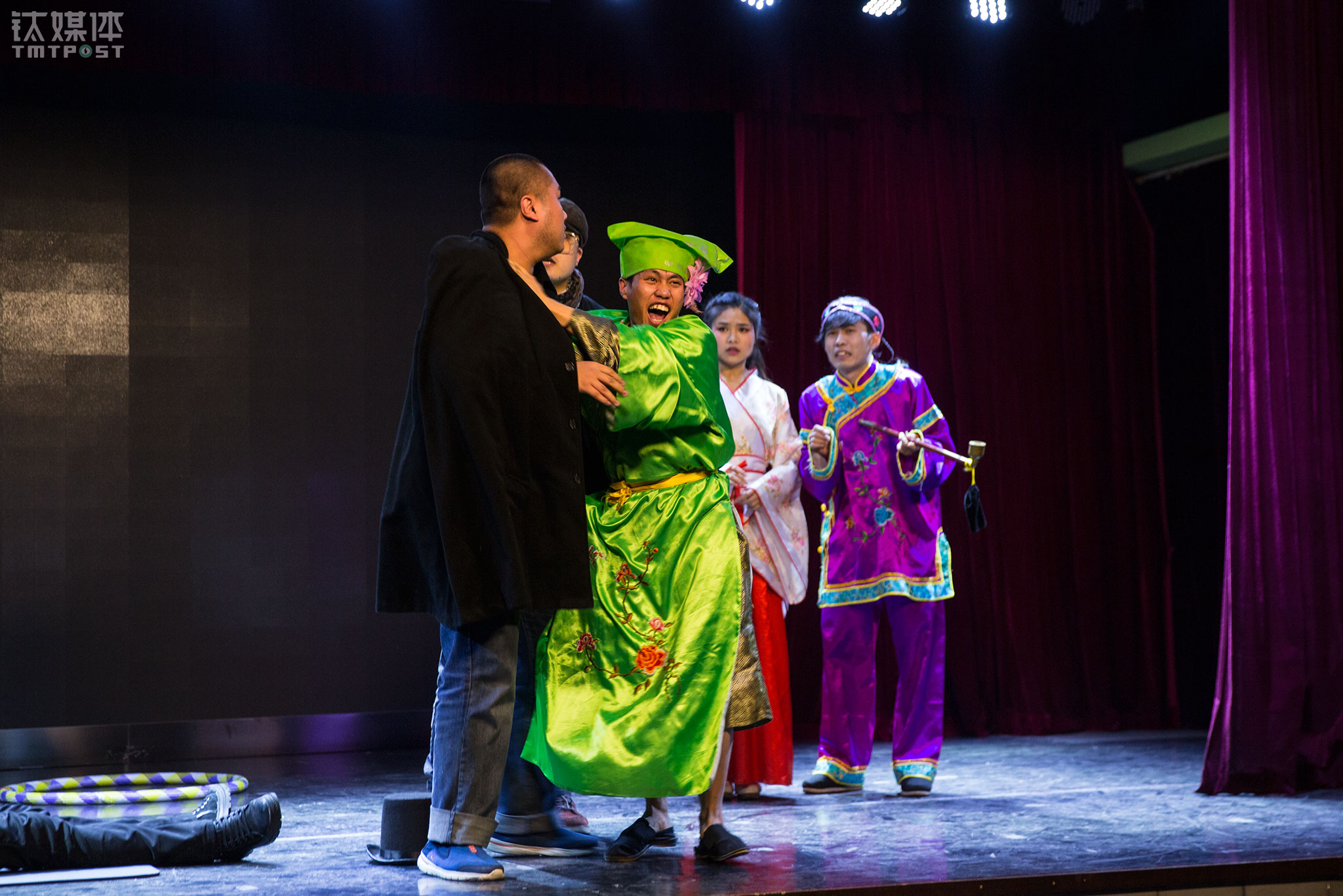 2017年12月26日，北京辰星剧社，李陆柒在演出中。他曾经到处寻找演戏机会，现在拥有了一个属于自己的角色，一方舞台。在这个舞台上，他每星期要4次演出同一个喜剧。加入剧社近1年，他学到了很多，更加坚定了自己要走的路。&ldquo;在这里沉下心来打好基础，接受更专业的磨练，将来的路肯定能走下去。&rdquo;每次收获观众的掌声，是李陆柒最开心的时刻，&ldquo;付出了很多努力，都值得。&rdquo;