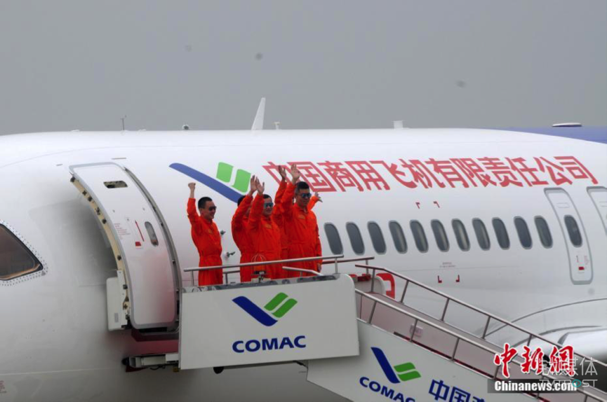 2017年5月5日，中国首款国际主流水准的干线客机C919在上海浦东国际机场成功首飞。图为C919机组人员出舱。 中新社记者 孙自法 摄