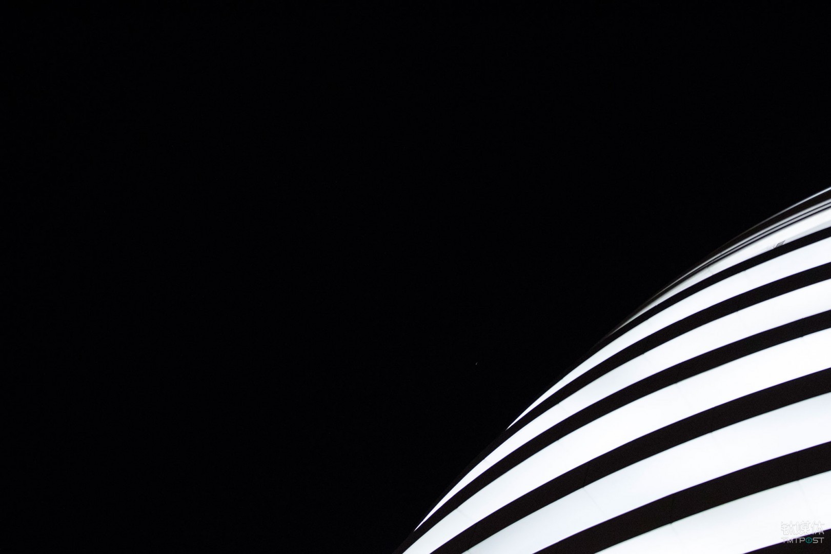 线与面。北京，夜幕下的银河SOHO。