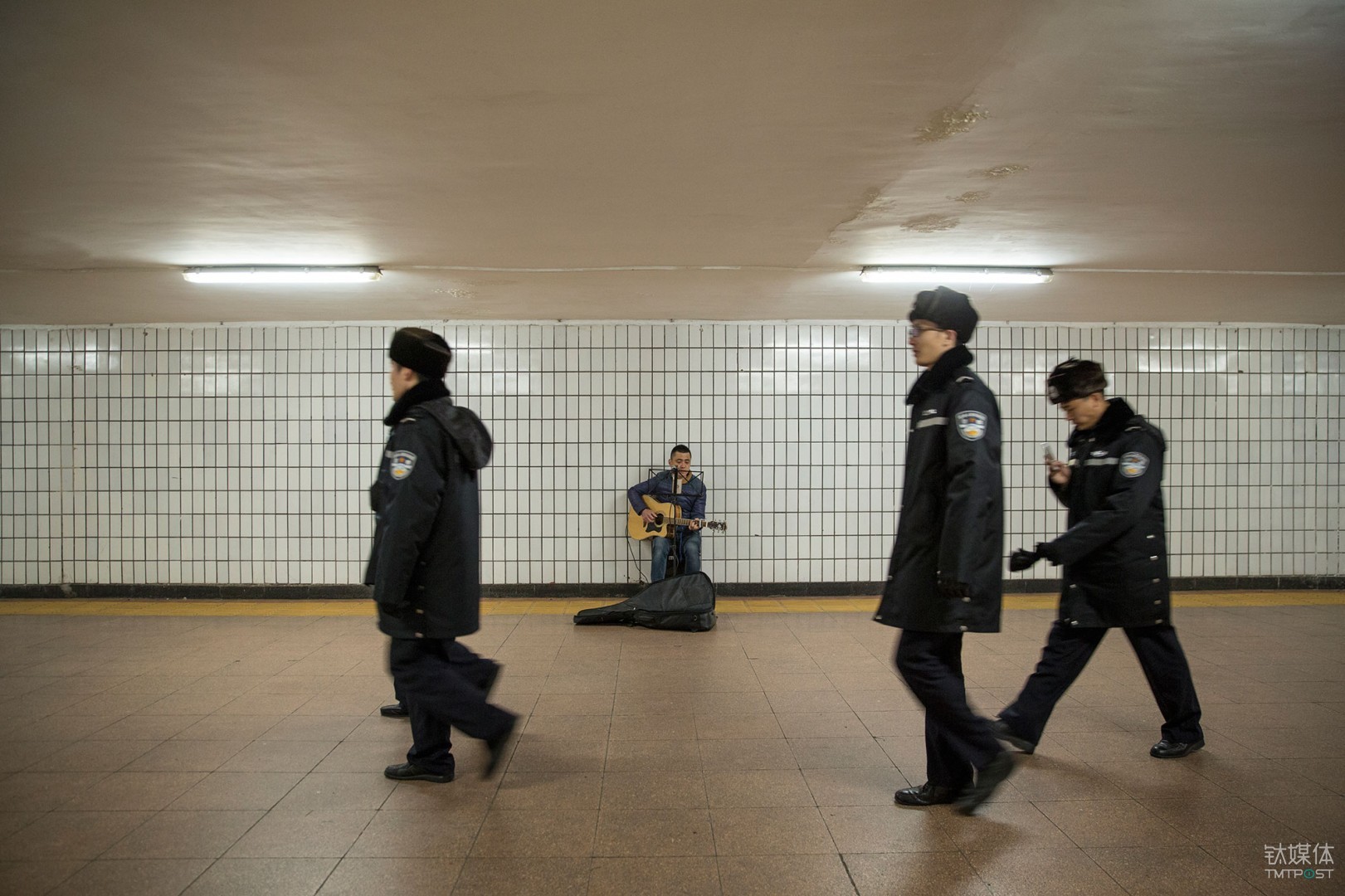 自娱自乐。全国两会开幕当晚，前门大街地下通道的卖唱人。