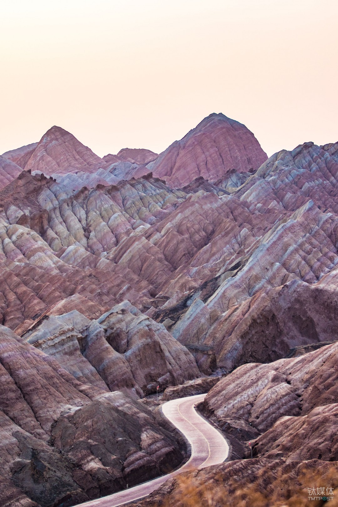 一路山色。甘肃张掖丹霞地貌。