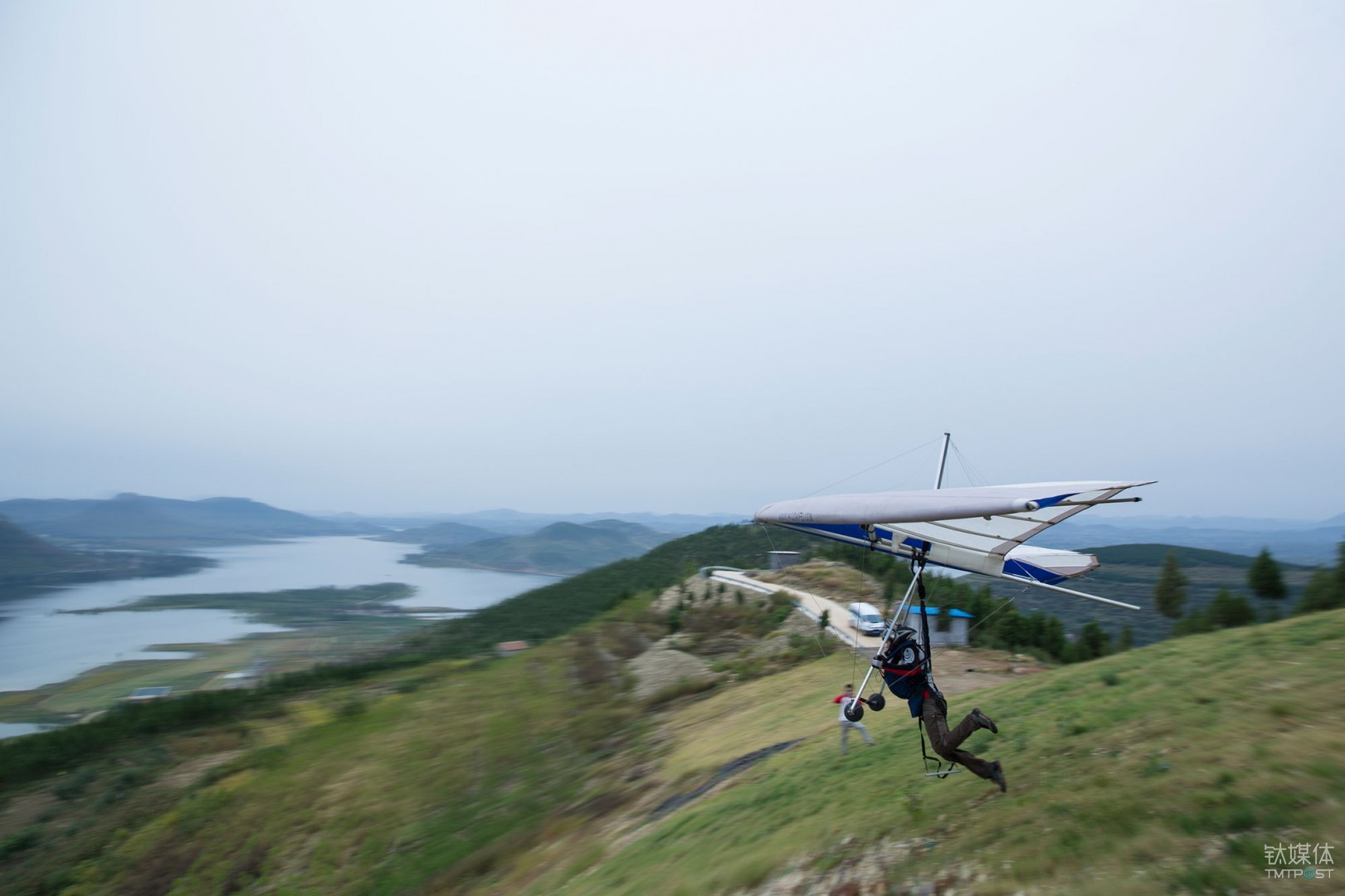 鸟人。山东费县，无动力三角翼飞行员从山顶助跑起飞。