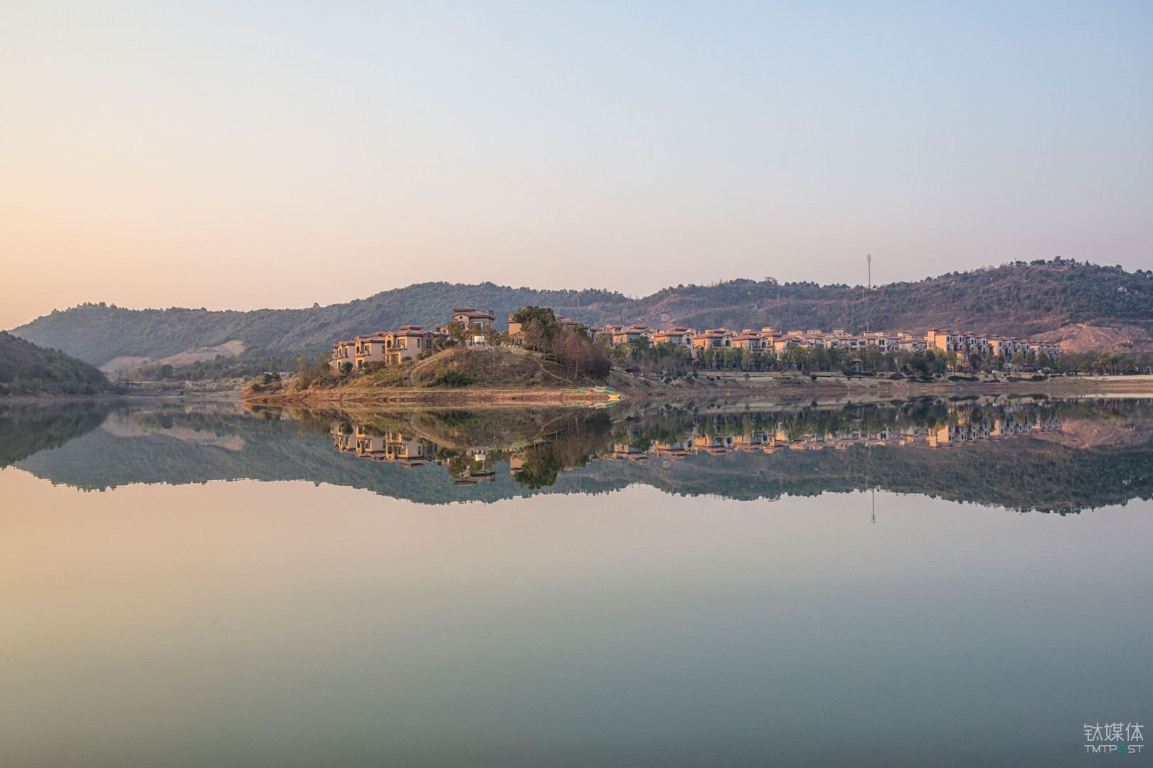 湖光墅影。湖南长沙，依山傍水的别墅区。