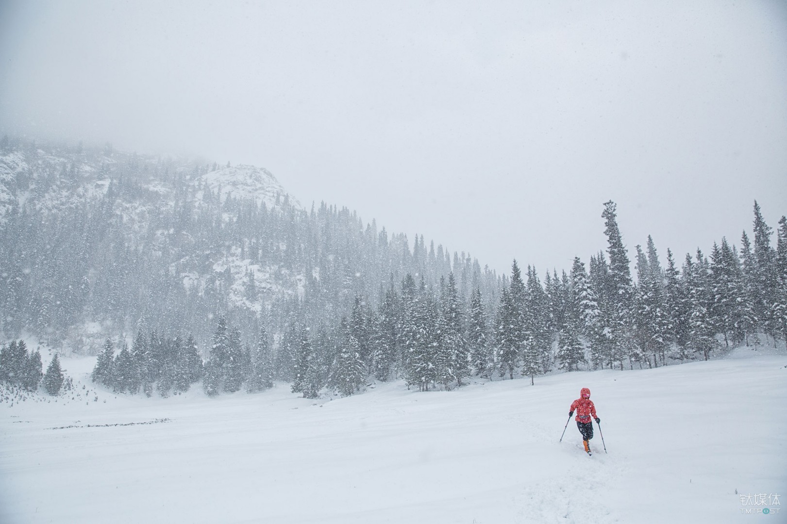 暴雪将至。新疆夏特古道，匆匆赶路的驴友。