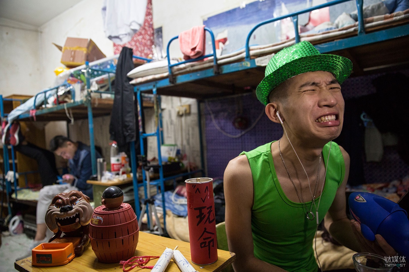 草根网红。天津，快手段子手浩坤在直播中搞怪，他一心想当演员，快手是他的&ldquo;捷径&rdquo;。