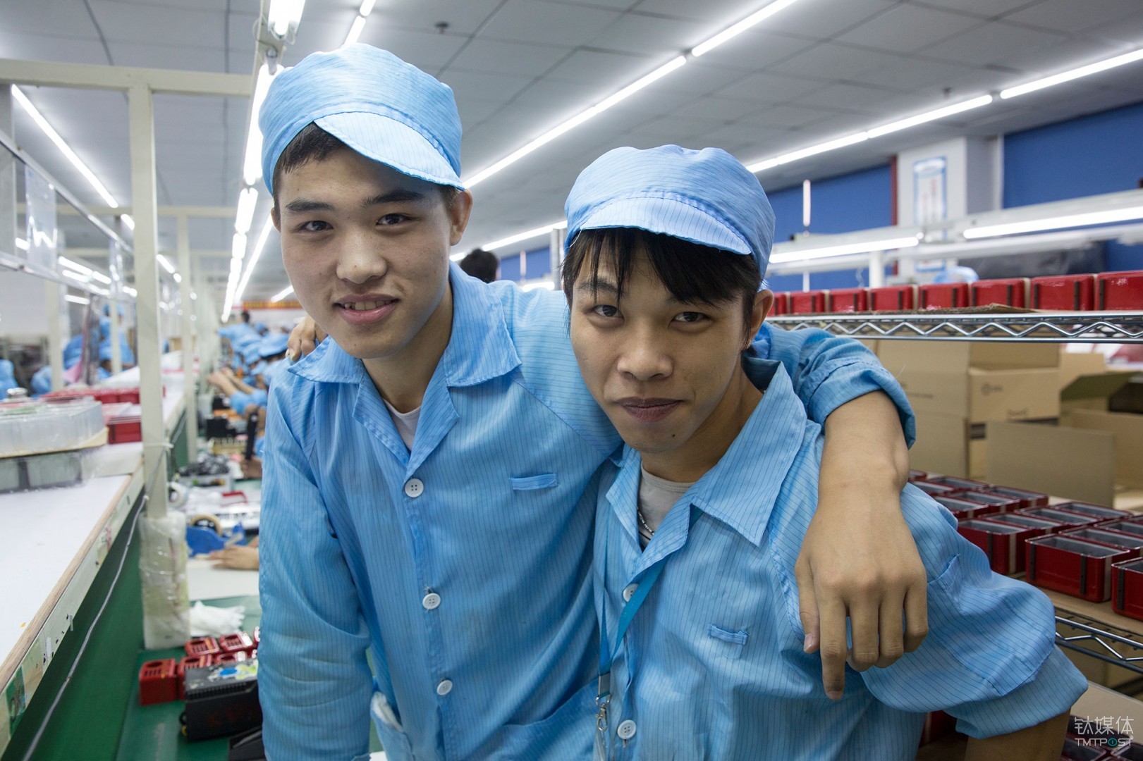 张全蛋们。深圳OEM电子工厂流水线上的95后。