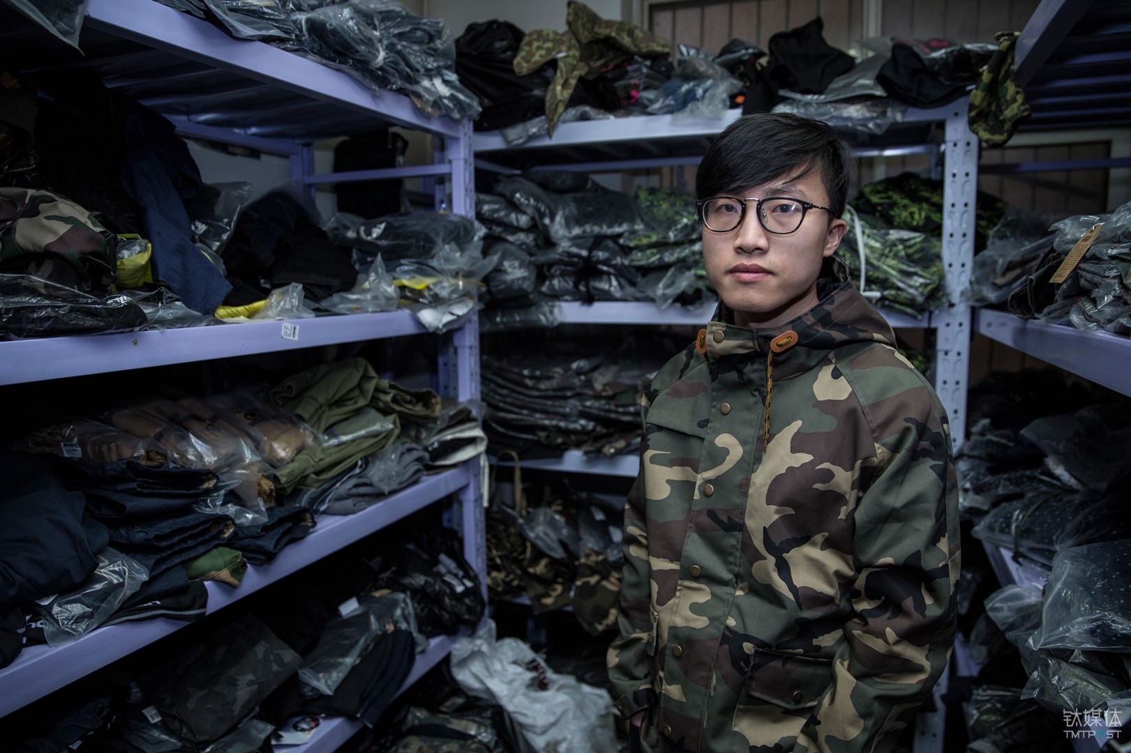 店小二。北京，淘宝店主石头在自己仓库。几经沉浮，他一直尽心经营着自己的两家店铺。