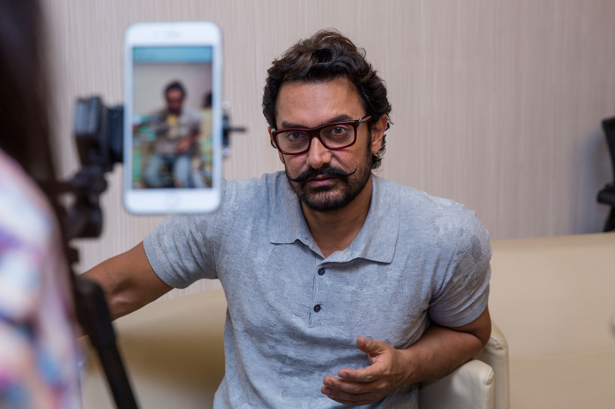 印度良心。北京，印度影星阿米尔汗来华，在直播中宣传影片《摔跤吧，爸爸》。