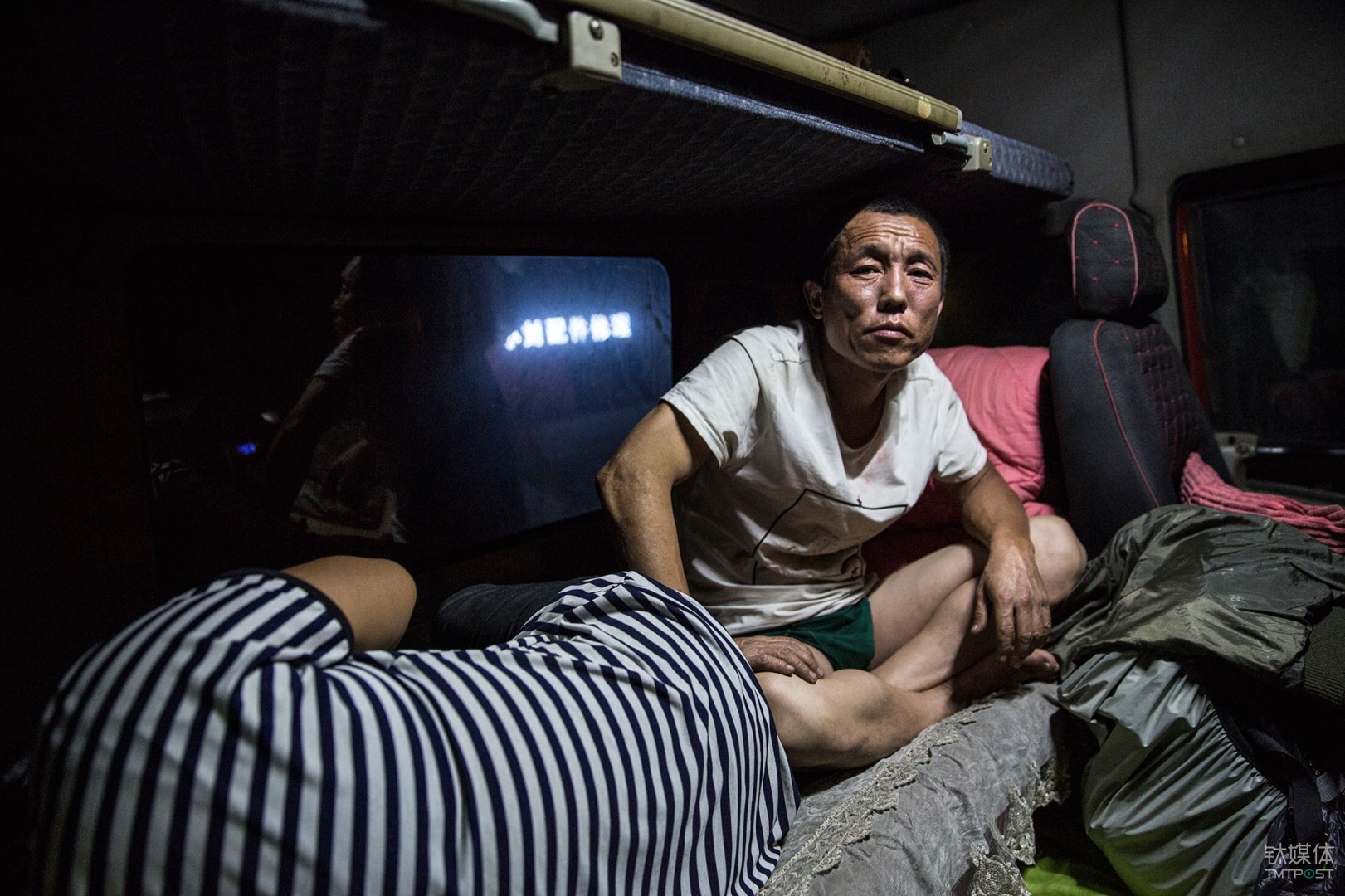 解放宾馆。内蒙古乌兰浩特，以车为家的卡车司机金强夫妇。他们将自己赖以为生的解放卡车称为&ldquo;解放宾馆&rdquo;。为了记录物流行业里司机的真实状态，我跟他们的车从上海出发一路往北3000公里行至满洲里。