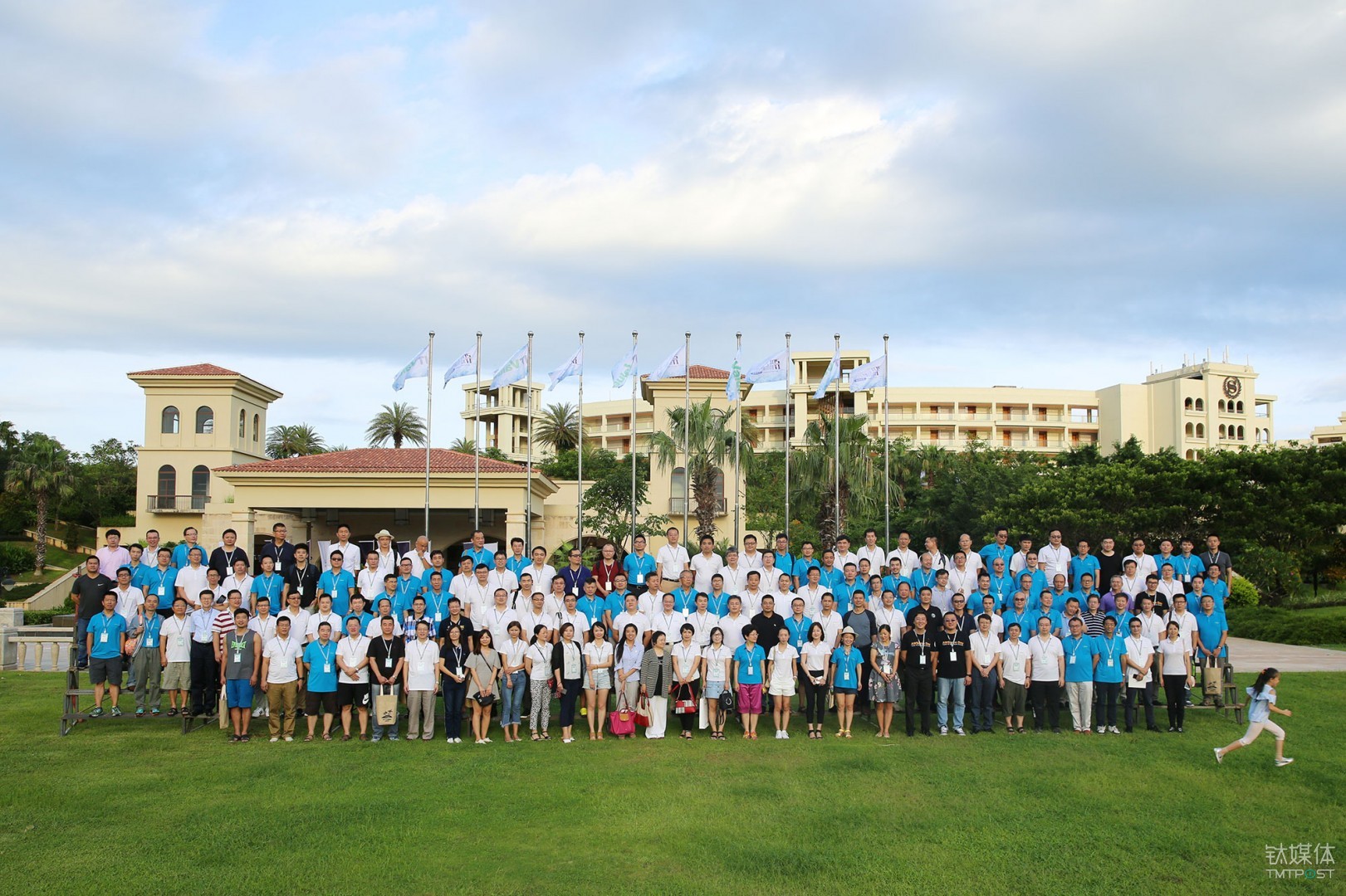 她拒绝了我。海南三亚，中国价值峰会，小女孩在合影时突然从人群中跑开，她说拒绝由我来拍摄有她出现的任何照片。