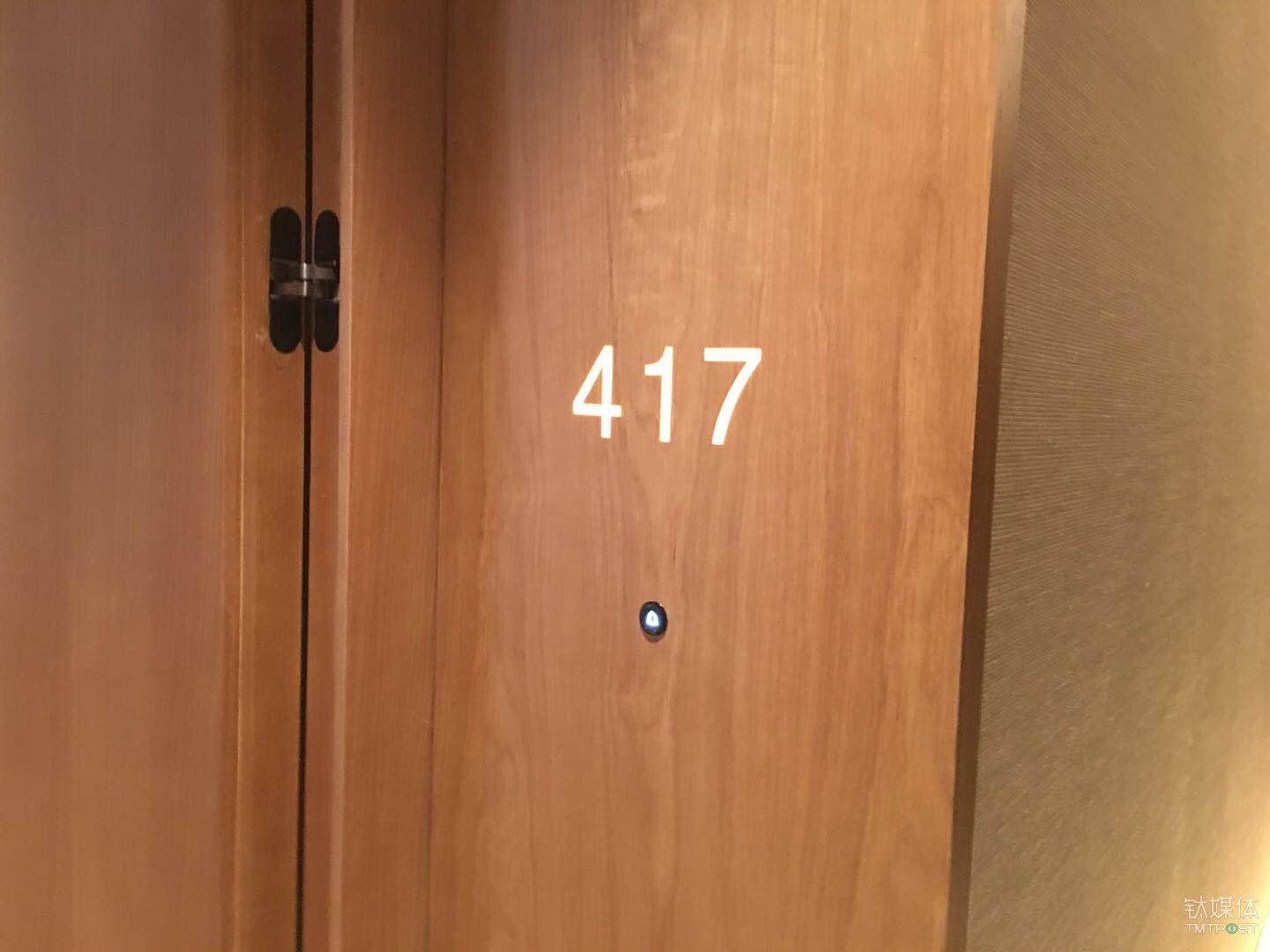 MUJI HOTEL 采用室内温感设备,房间无人时,门外的门铃灯会熄灭。