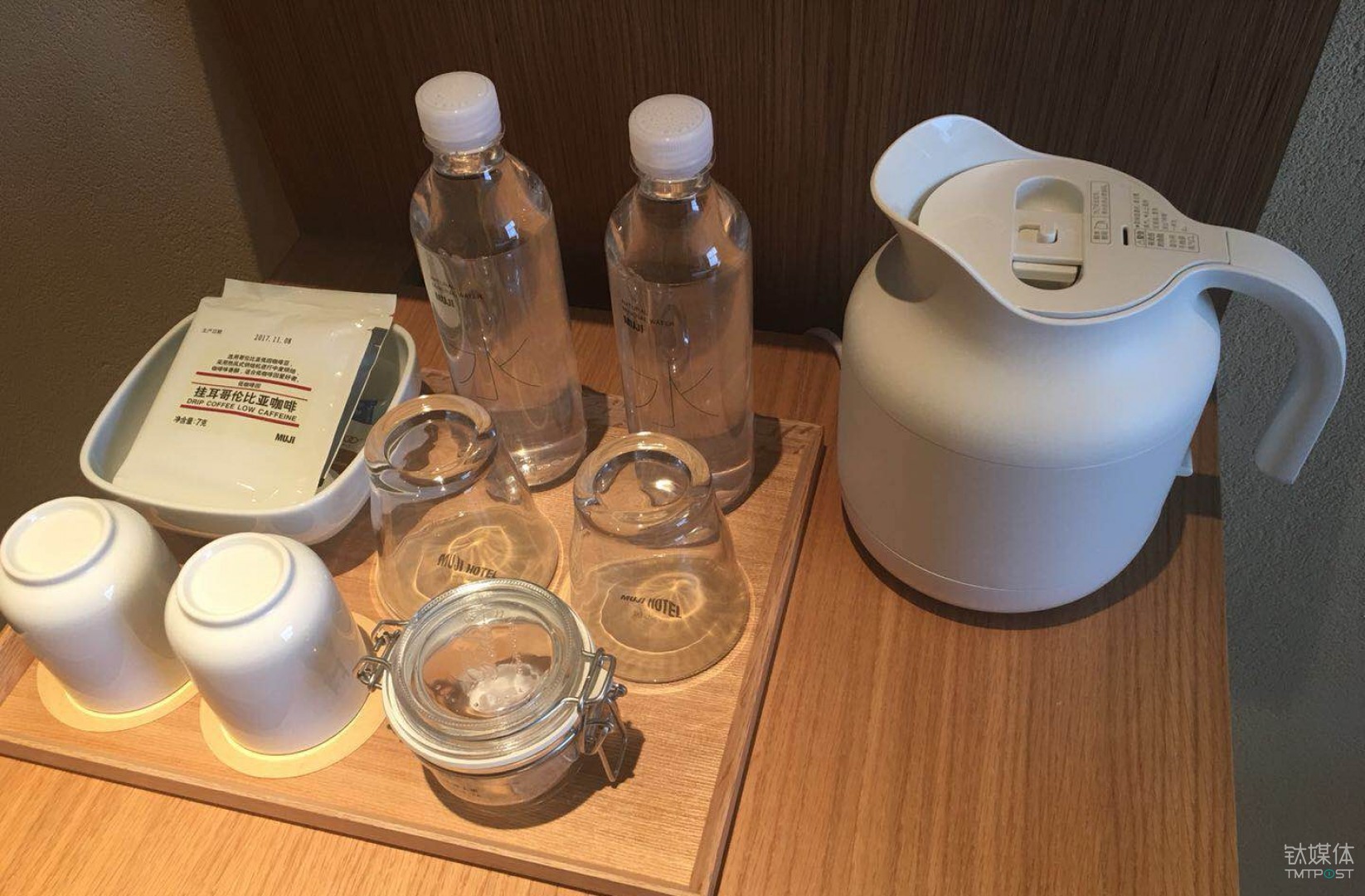 大多数装潢摆设自然均来自 MUJI，包括具有代表性的深泽直人系列：白色电热水壶、壁挂式 CD 机等