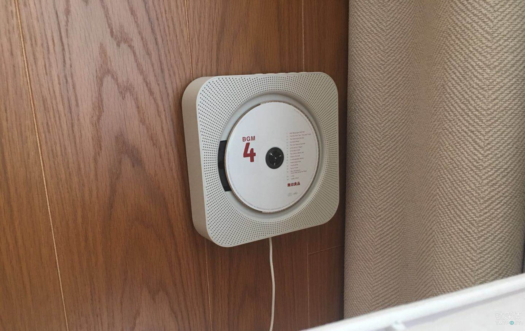MUJI HOTEL 中大多数装潢摆设自然均来自 MUJI，比如深泽直人设计的这壁挂式 CD 机。