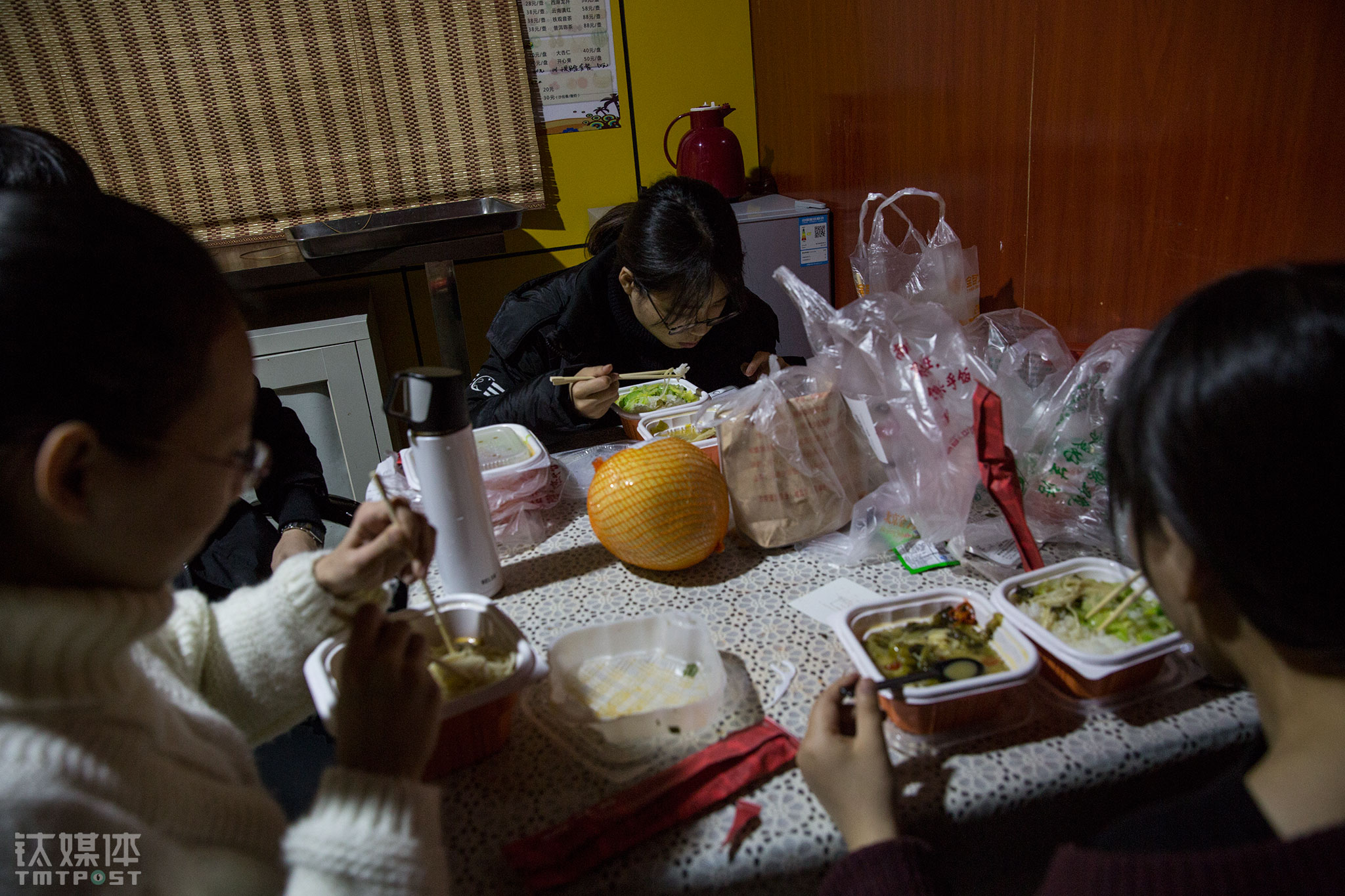 中午，大家各自点外卖解决午餐。宋怡辰向钛媒体《在线》介绍，剧场是按年租赁，目前靠日常演出的门票、剧场出租收入可以勉强维持剧社基本运转，可以给演员们创造一些收入。有一些有投资意向的机构和个人跟宋怡辰接触过，他说如果有投资愿意进来，他会首先把演员每天的饭供上，再雇两个人做宣传、跑市场，还要给演员做个宿舍。