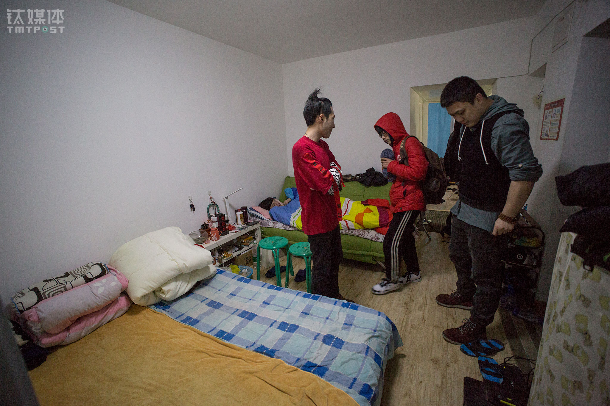 这间两室一厅的房子是剧社7个人合租的，两间卧室睡了4个，客厅睡了3个，其中一个睡在沙发上。他们每天的生活基本都在剧场和这间房子，每天早上9点去剧场，晚上10点左右回到这里休息。