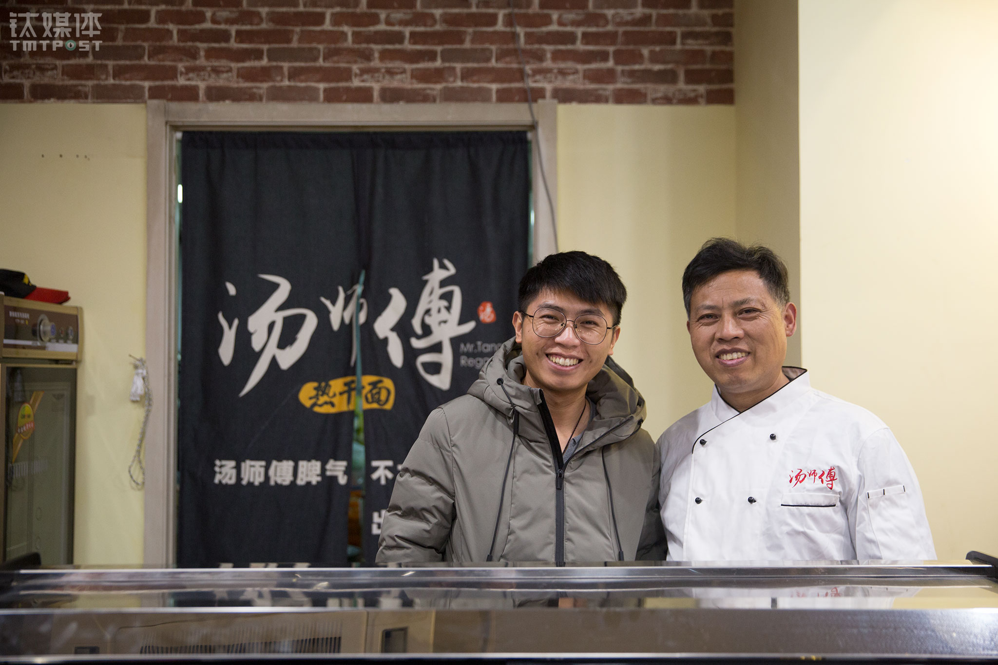 2017年12月27日，北京长楹天街商业街，汤怀和他的父亲老汤在&ldquo;汤师傅热干面馆&rdquo;。他们来自湖北，这里是汤师傅热干面的第四家店面。汤怀是一家互联网公司的程序员，老汤是一名老面匠，来京之前在武汉卖了半辈子热干面。
