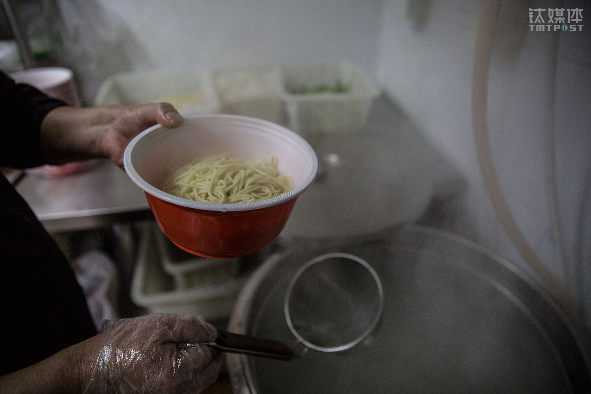 汤怀已经在互联网行业做了7年。几年前他开始盘算着利用自己的优势，包装盒改良父辈手里的那碗热干面，把它们卖到北京、卖到全国。