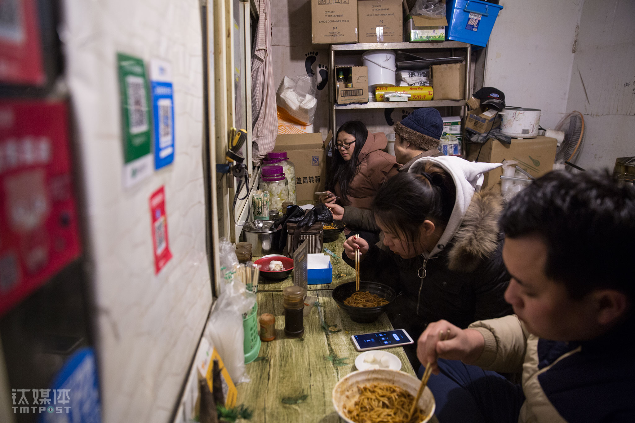 最开始，在这个空间逼仄、环境不太理想的地方，老汤像在武汉一样，把热干面当早点卖，结果根本卖不出去。他接受建议，把早点改成中晚餐，再利用外卖平台，生意很快好了起来，附近上班族和传媒大学学生是他们的主要客源。