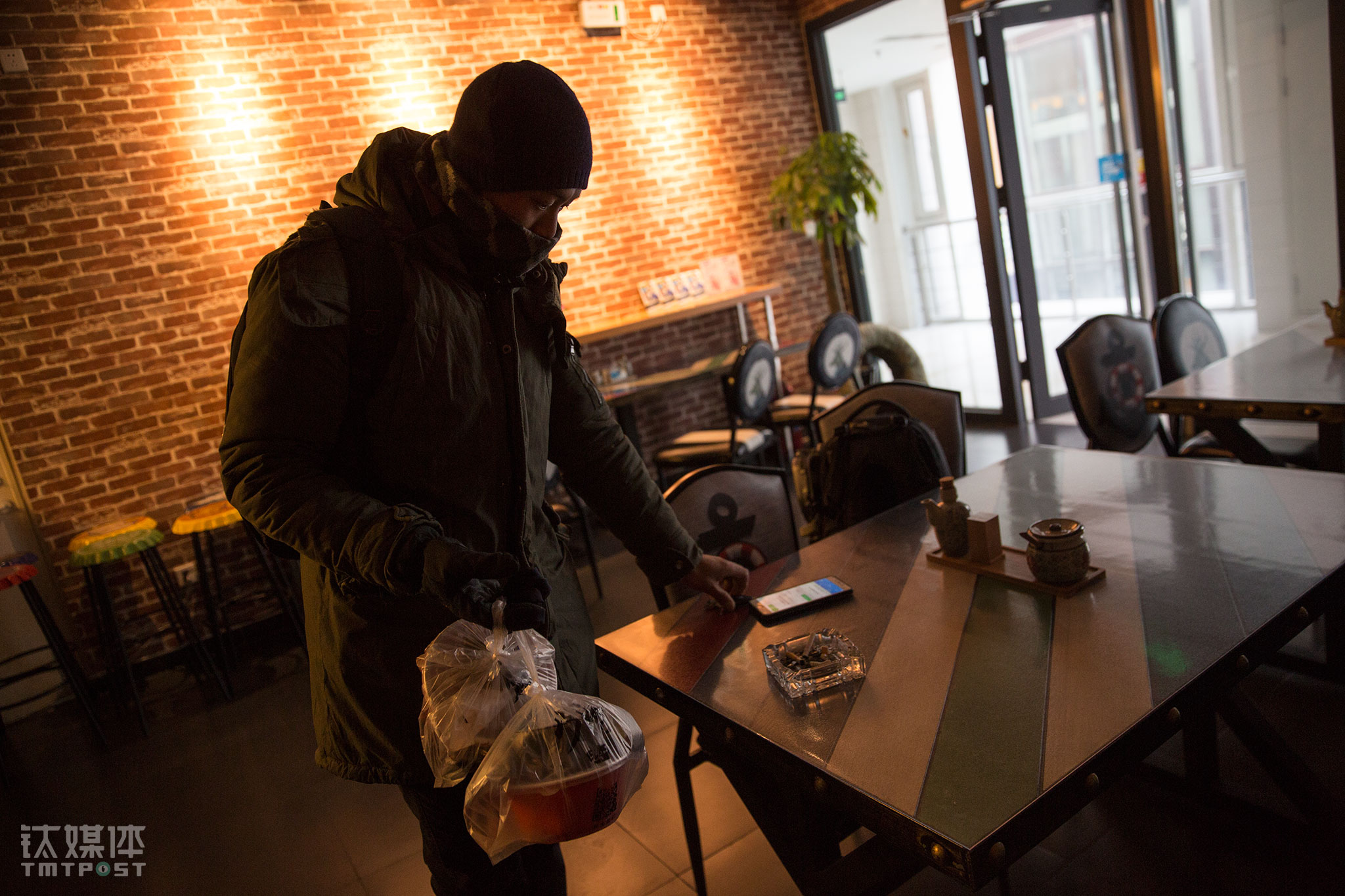 以常营店为例，这里有5个员工分别负责下面、打包、售后、准备小食、酱料、配送食材等工作。厨师每天早上7点到店开始做一天的准备，并为前一天在外卖平台预约了早餐的顾客下面，每天早上不到10点就有外卖骑士前来取货。