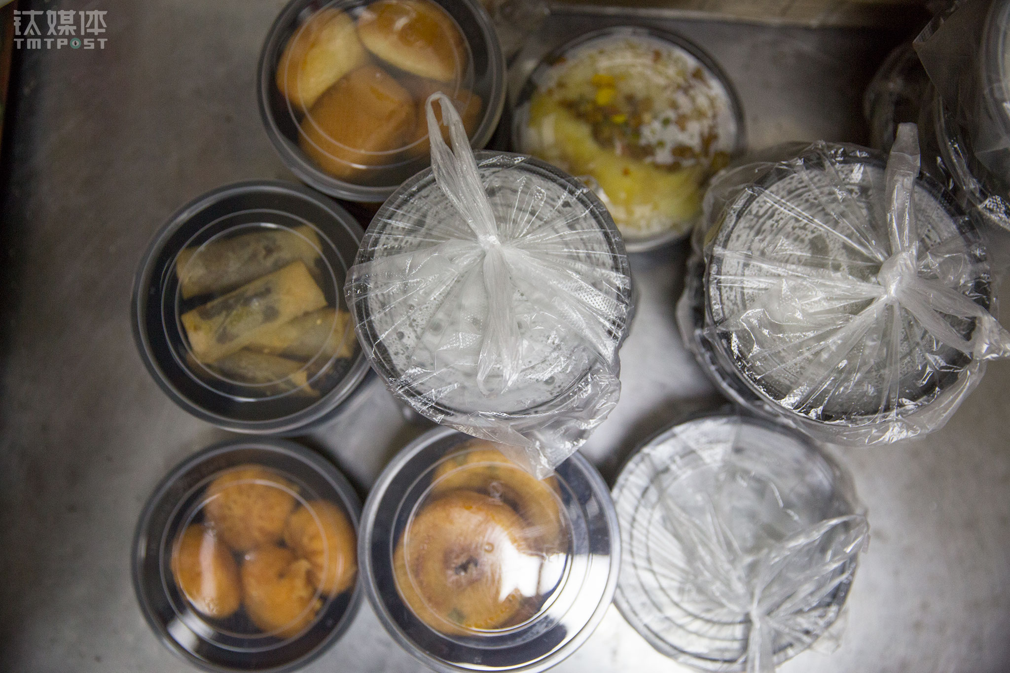 除了面条是工厂定制发货，面馆提供的麻团、虎皮鸡蛋、面窝、莲藕汤、萝卜汤等小食和煨汤都是厨师现场烹制。1年半时间，除了品类的丰富，最主要的是包装的升级，&ldquo;我们尝试过三种包装方式，目前的还要改良，要确保面在1个小时以内吃，口感都不会差&rdquo;。汤怀向钛媒体《在线》介绍，传统的热干面，一般要在15分钟内食用，才可以保证口感。