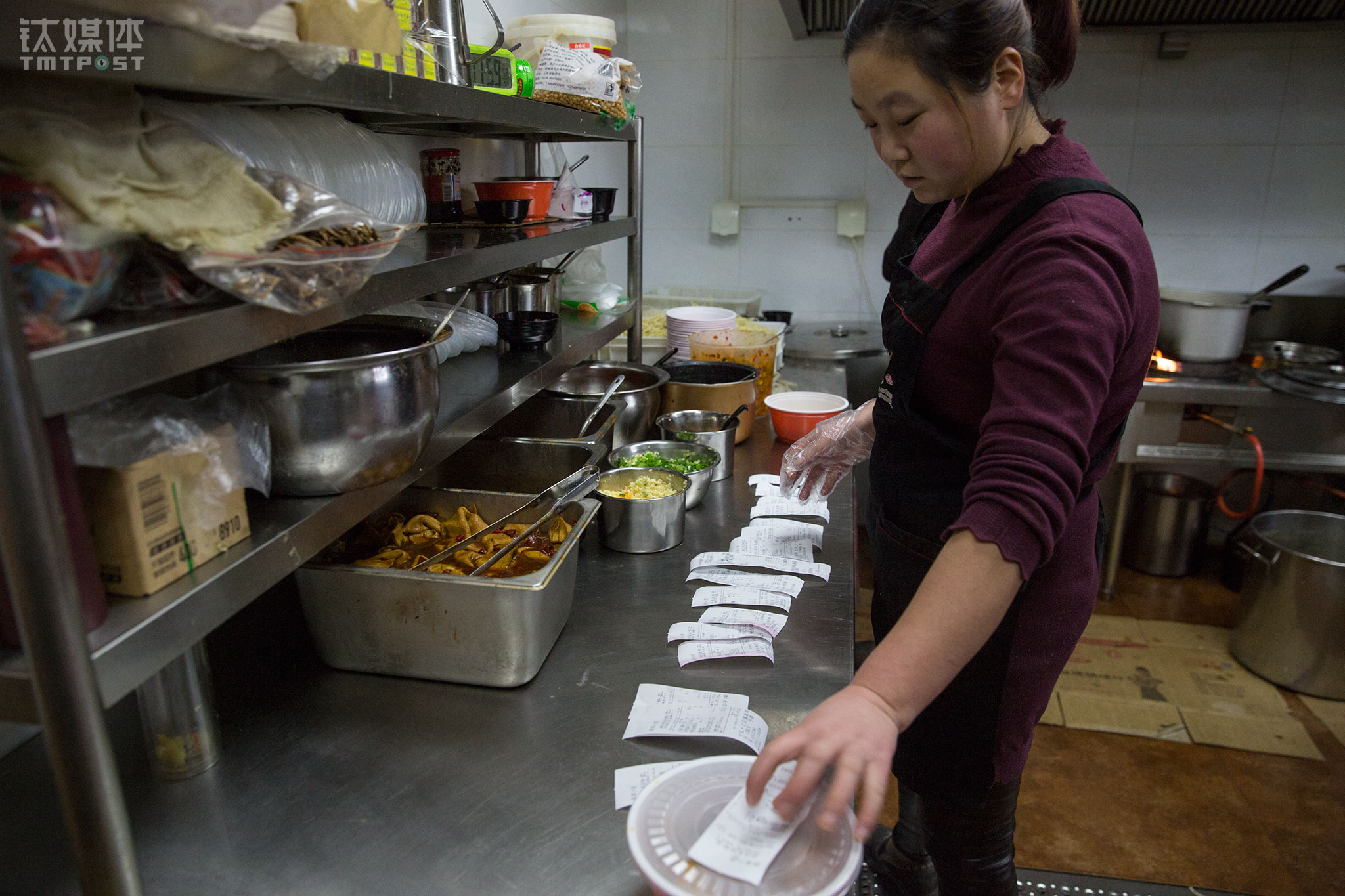 常营店配送范围9平方公里，午高峰开始，配料的案台上，订单多了起来。后厨人员从接单到打包好一碗面，只需要花2分钟。为了不影响面的口感，他们一般不会在接单第一时间就开始下面，&ldquo;要等到骑士过来了才做，因为我们下面和打包都很快，如果放在外面久了，骑士没来取餐，怕影响面的口感&rdquo;。一名厨师介绍。