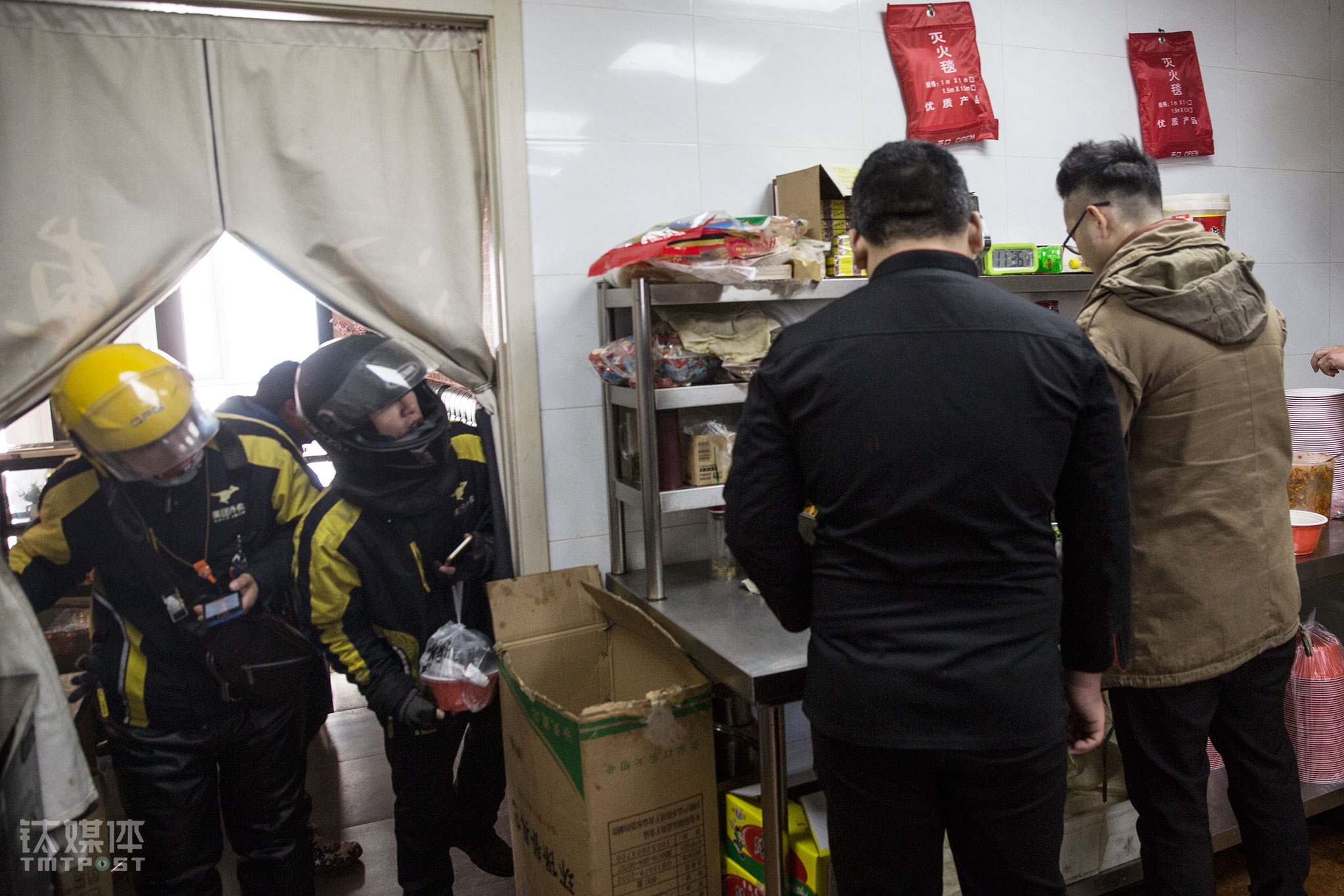 午高峰的常营店，两名外卖骑士伸着脑袋往后厨探望、催促。这家店主要订单来自饿了么和美团，每天订单总量在150到200单左右。在外卖平台上，汤怀每天花费的竞价排名推广费用在400元左右，每一单成交，平台要提成百分之十几到二十，这个提成一般是3天一结算。