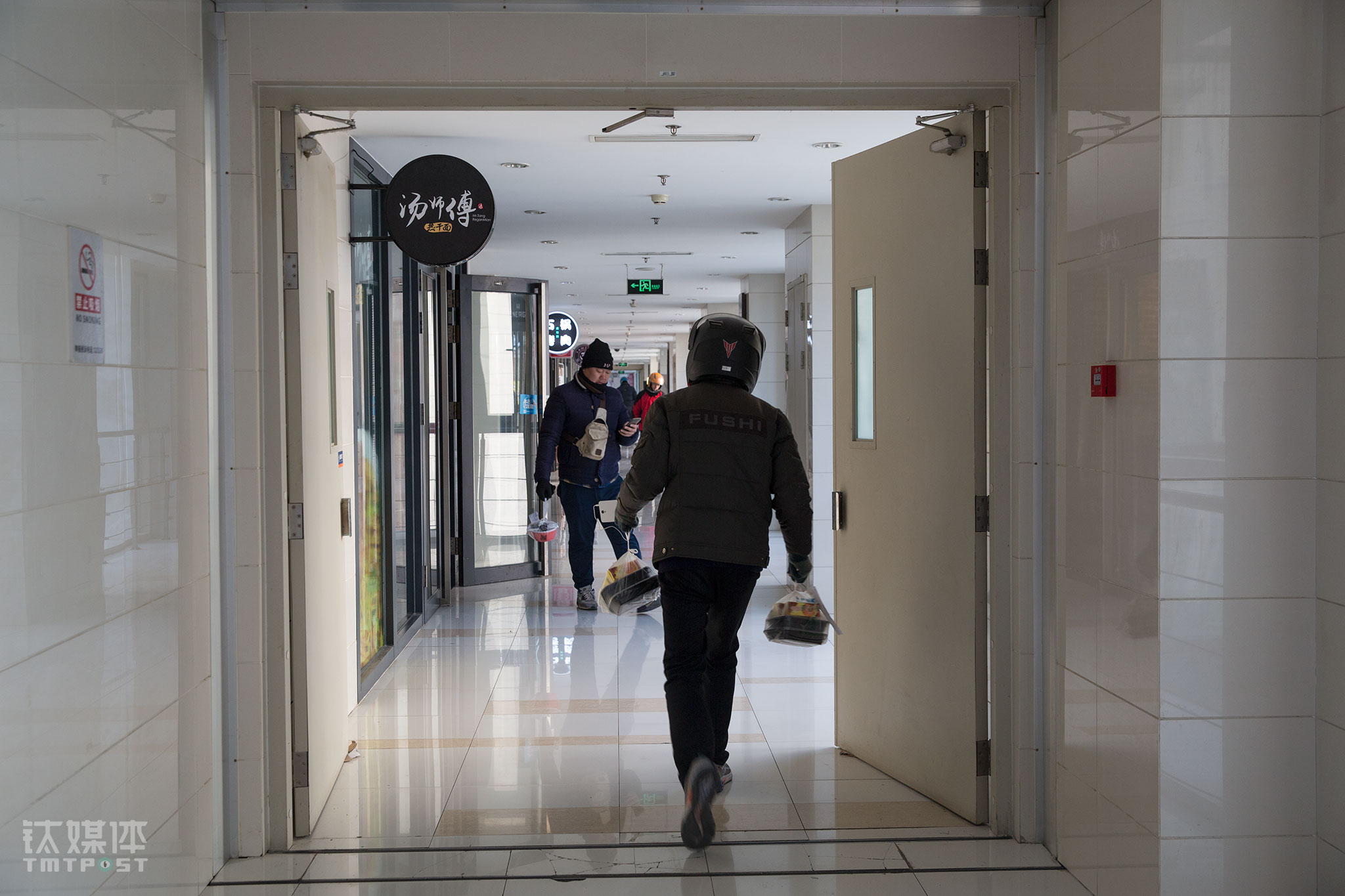 常营店所在的长楹天街商业街，位置相对比较偏僻，这里的餐饮店都有堂食区域，但基本都靠外卖接单盈利。每到午高峰和晚高峰，外卖骑士就在这些店之间匆忙穿梭。每天400元的推广费用，汤怀觉得非常有必要，因为&ldquo;80%的顾客只会在排名前20的店铺下单&rdquo;，这个竞价排名是分时段的，如果不做推广，店铺就很难排到前20名、前10名，&ldquo;一定要根据实际情况做推广做活动，不做不行，因为竞争太激烈了，这商圈有几百家商家竞争。&rdquo;