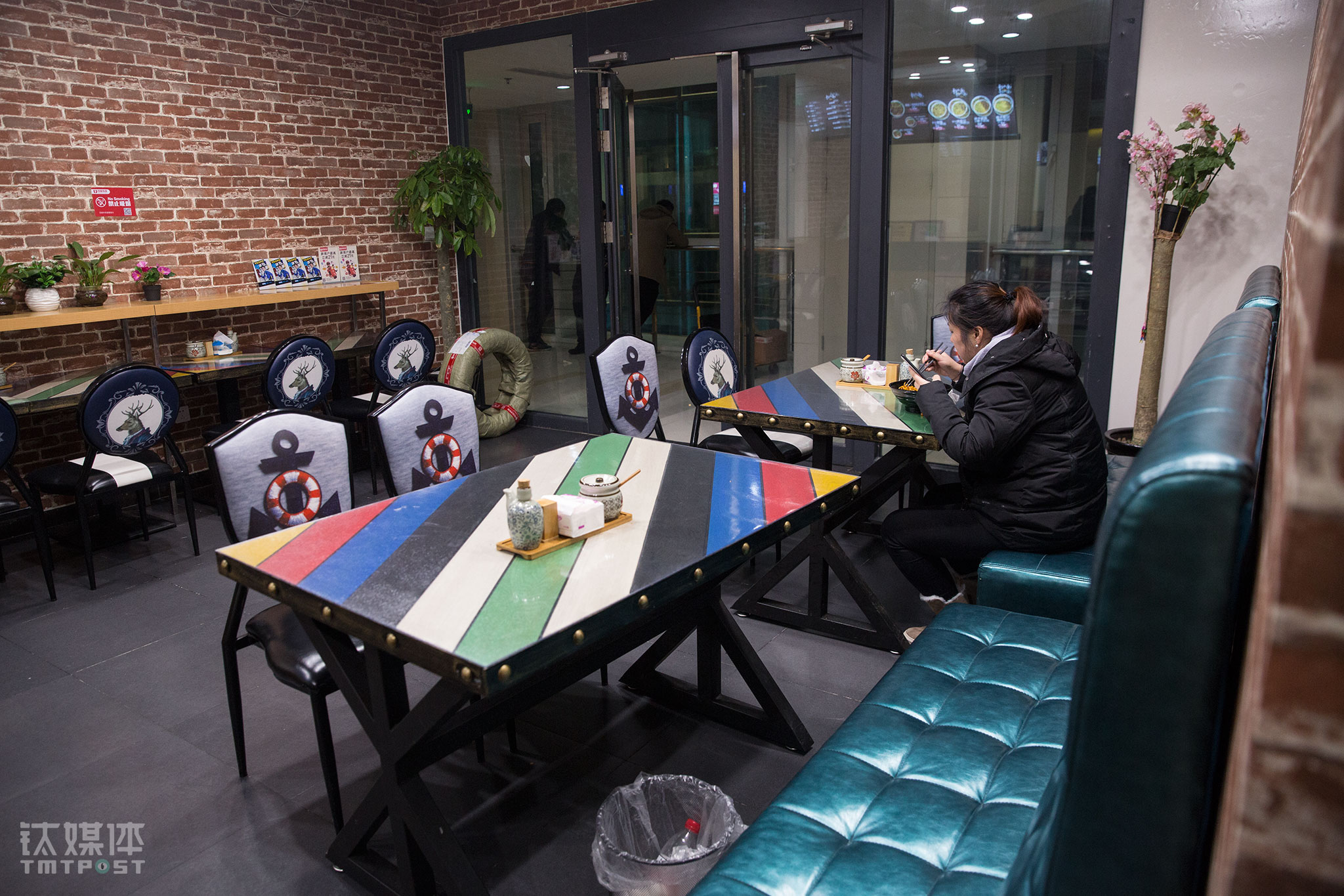 店里50平米的堂食区域，除了展示，基本上没派上用场。1月22日当天，仅有4名顾客在这里堂食消费，其中2名还是外卖骑士。