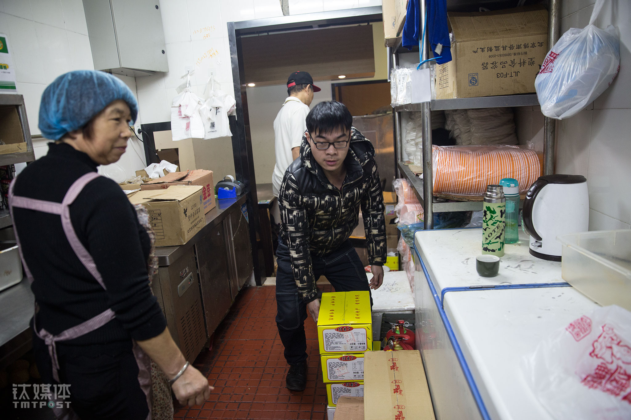 跟常营店不一样，慈云寺店根本没有堂食，这个十几平米的档口只做外卖，这里每天需要的食材都由常营店的厨房配送。这个地方月租金一万，高峰期订单量每天达到300多单，&ldquo;平均下来每天也有一百几十单&rdquo;。