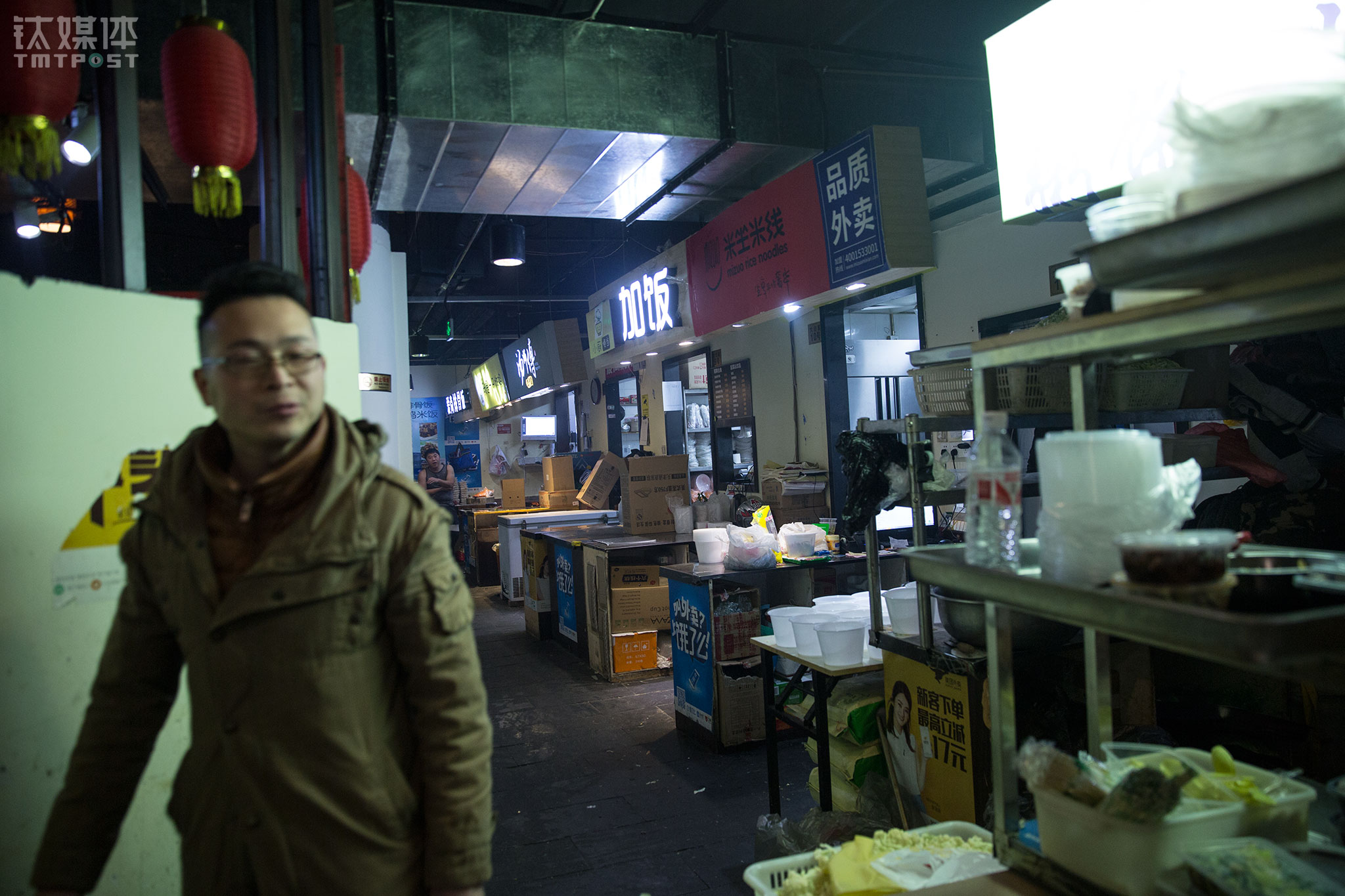 这里是个美食城，除了几家大一点的店面有堂食，其他店面都像汤师傅一样只做外卖。&ldquo;除了是否有正规手续，找店面还有两个考量，一是看附近聚集的外卖骑士多不多，二是打开外卖平台看附近月订单量3000单到5000单的店铺有几个，如果没有这个订单量的店，说明这个地方流量不行，就不用考虑了。&rdquo;汤怀向钛媒体《在线》介绍。