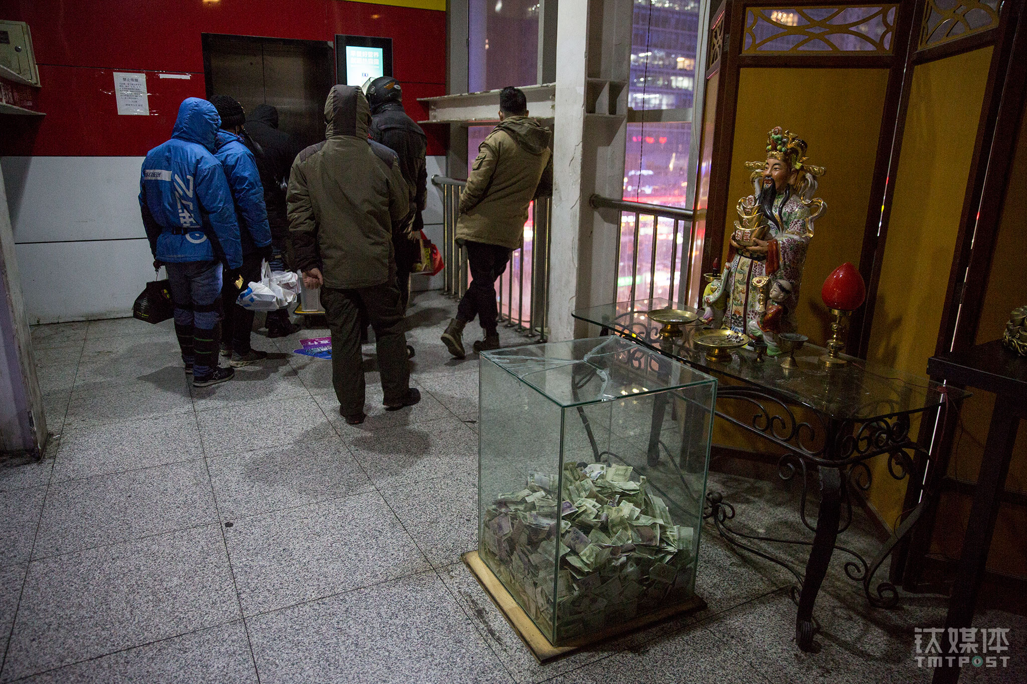 这个美食城仅有一部客梯供外卖骑士使用，每到高峰，他们不得不排队等待。做了4家店，汤怀投入了近60万，这其中最主要的成本都是房租，最贵的店面月租金大约2万，&ldquo;除掉房租水电、人工、推广、平台抽成、食材成本，我们的利润可以保持在30~40%。&rdquo;汤怀介绍。