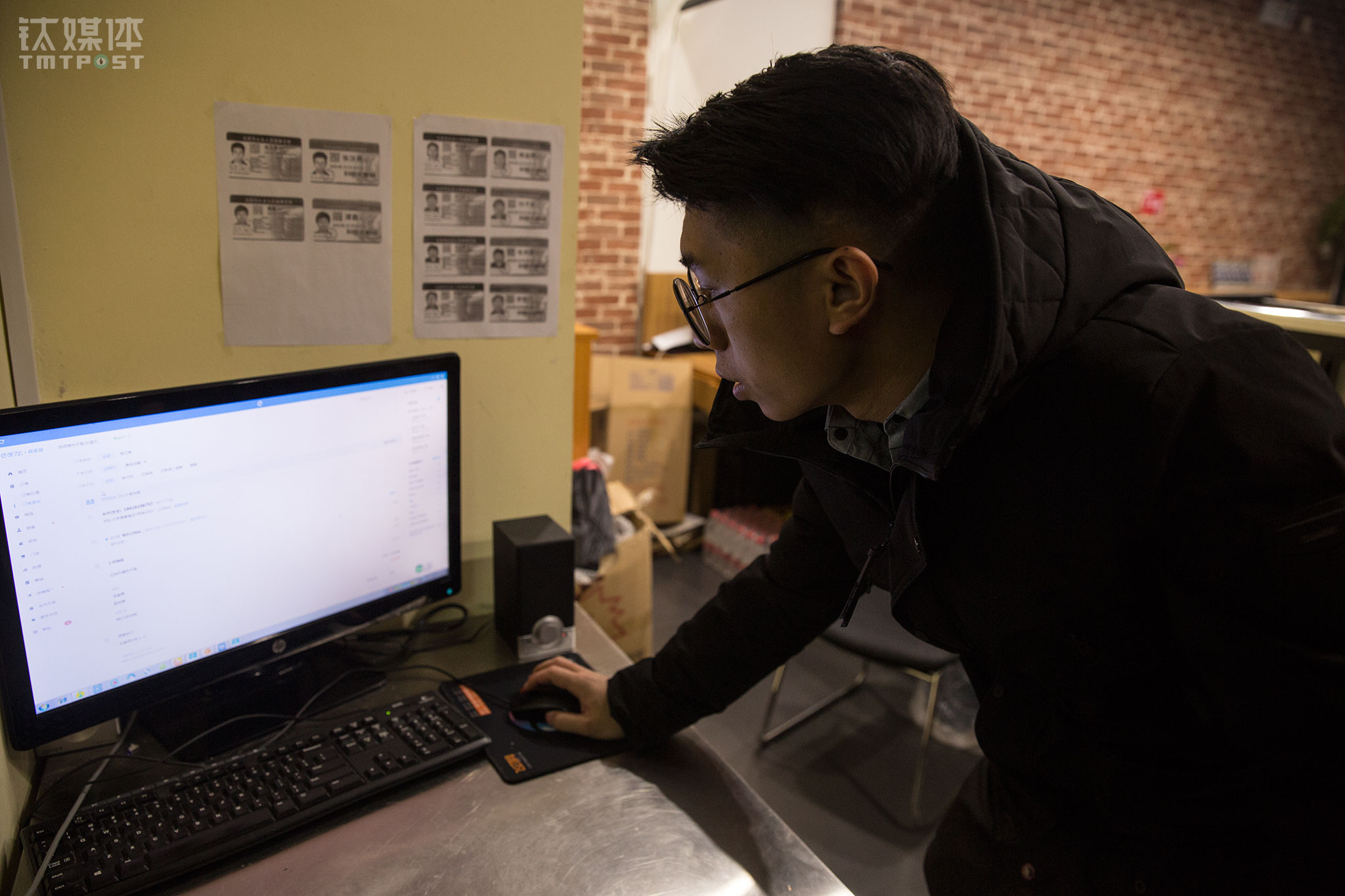 1月下旬，汤怀从公司离职，专心投入到餐饮店运营上。他最关注的是运营数据，每天都要花一定时间来分析每个店的数据变化，研究商圈内的商家、顾客，以此来制定运营策略。&ldquo;这件事越做越有信心，经常有顾客打电话给我们问地址，有的人还专门找过来吃，吃完还很开心地找我们的员工聊。&rdquo;汤怀希望再把基础打好一点，&ldquo;将来做直营连锁和加盟共存的模式，把家乡的美食卖到全国各地。&rdquo;