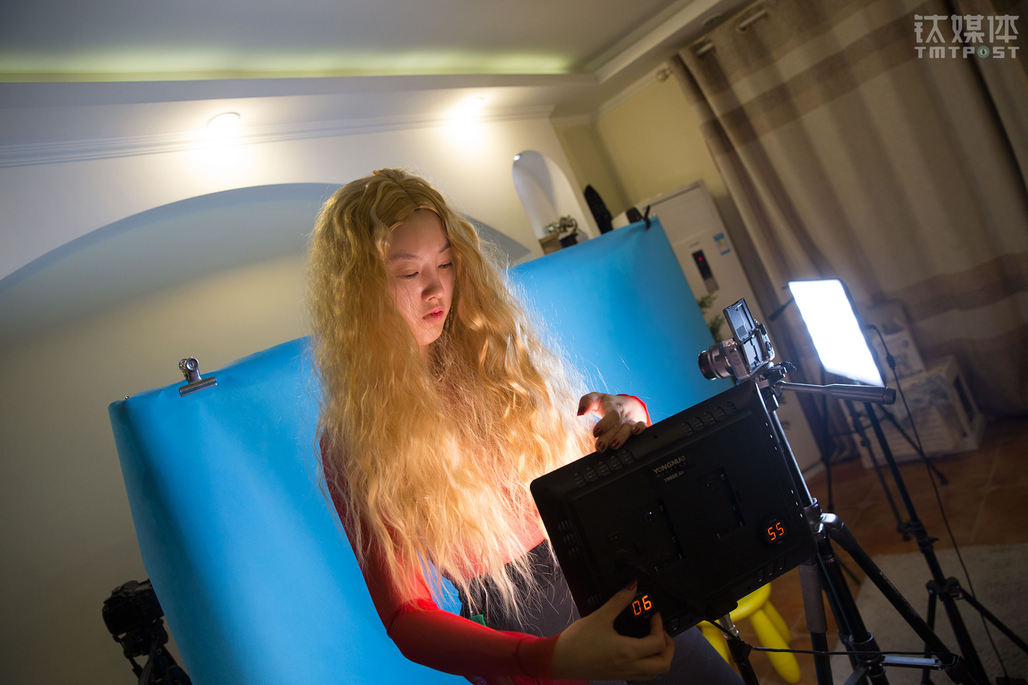 2018年1月30日，北京望京，美妆博主魏莫斯在住所架起相机和灯光，准备为自己的微博拍摄新一期的美妆视频。她的微博有170万粉丝，每天发布一到两条与美妆有关的微博内容，这些内容包括测评、美妆技巧等。