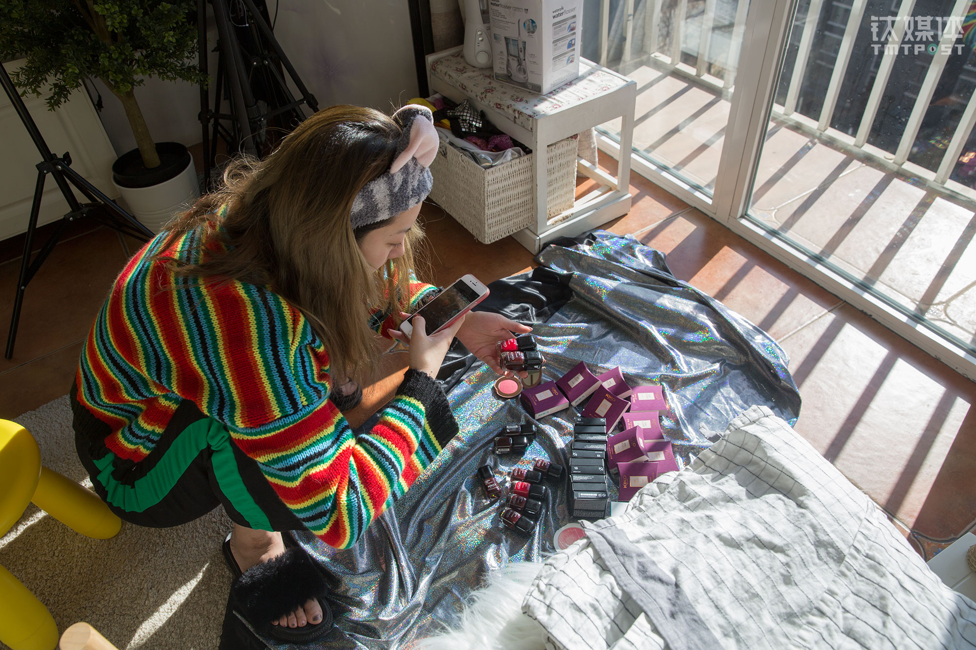 魏莫斯在清点为粉丝准备的礼物。她的粉丝大都是喜欢美妆的女性，她在微博做粉丝福利活动，送出的福利也都以品牌化妆品为主。