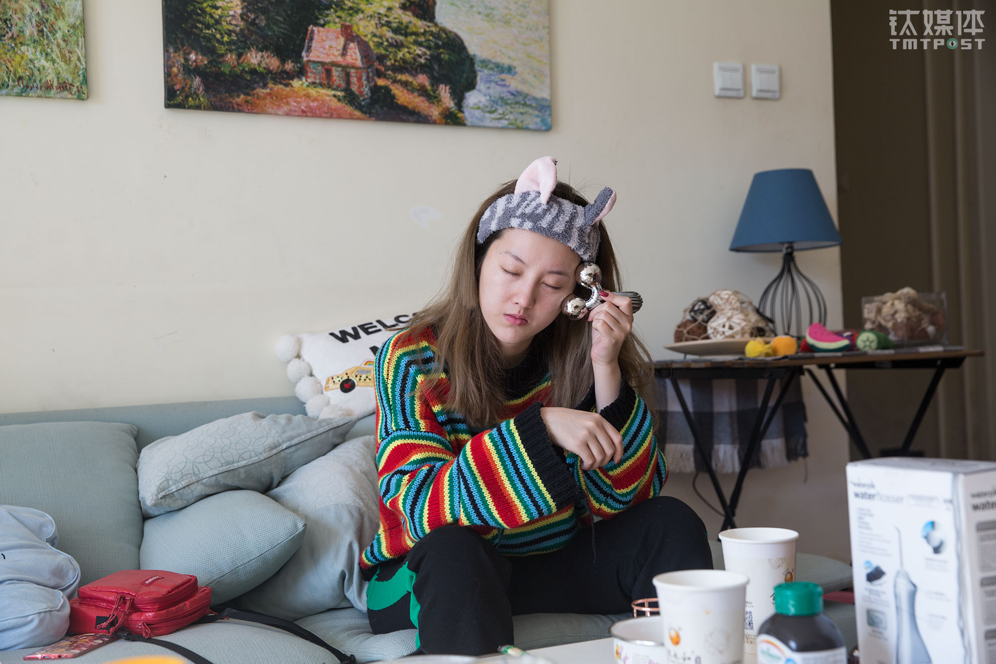 因为常常要试用不同化妆品，她会在日常保养方面会比别人费更多时间，这样可以让她的皮肤保持在不错的状态。&ldquo;我们这行其实很忙，有时候被广告商催稿，反复改稿，并不轻松。&rdquo;魏莫斯告诉钛媒体《在线》，自己曾经3天没睡觉，就为了给广告客户改视频。