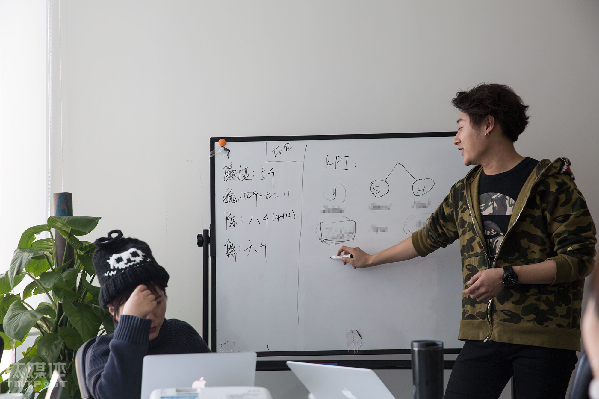 对于像魏莫斯这样的网红，这家公司有一套KPI的考核标准，包括阅读量、视频点击量、涨粉数量、互动量等，品牌客户也会根据每位网红在线上的表现来投放广告。&ldquo;她们的内容，除了图文、视频、测评，还有品牌线下发布会的直播。&rdquo;据这家公司一名负责人介绍，表现突出的网红博主，每个月的收入可以达到十万到二十万。