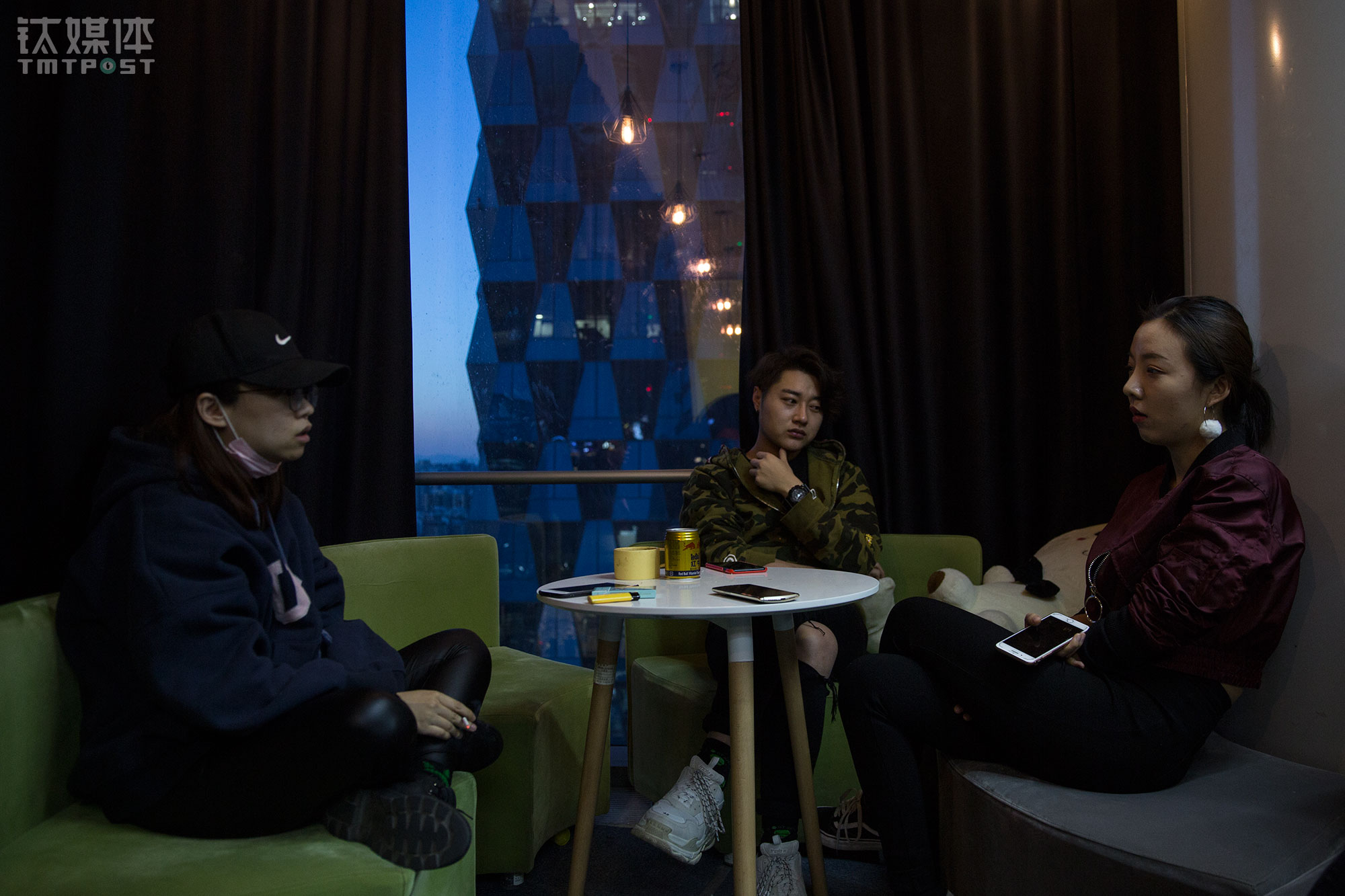 &ldquo;社会上有些人有些固定思维，认为网红就是发发照片炫炫富、买买包就行了，其实真的没那么光鲜和虚荣。&rdquo;熊吱吱在选题会结束后，跟同事讨论最新KPI考核，连续工作让她感到很疲惫。&ldquo;你的内心有没有坚定地知道自己想要什么？&rdquo;当钛媒体《在线》提出这个问题时，这个20出头的女生说：&ldquo;我希望自己在最年轻最青春最好看的时候有钱花，而不要等到自己人老珠黄钱不知道该花哪的时候才赚到那些钱。&rdquo;