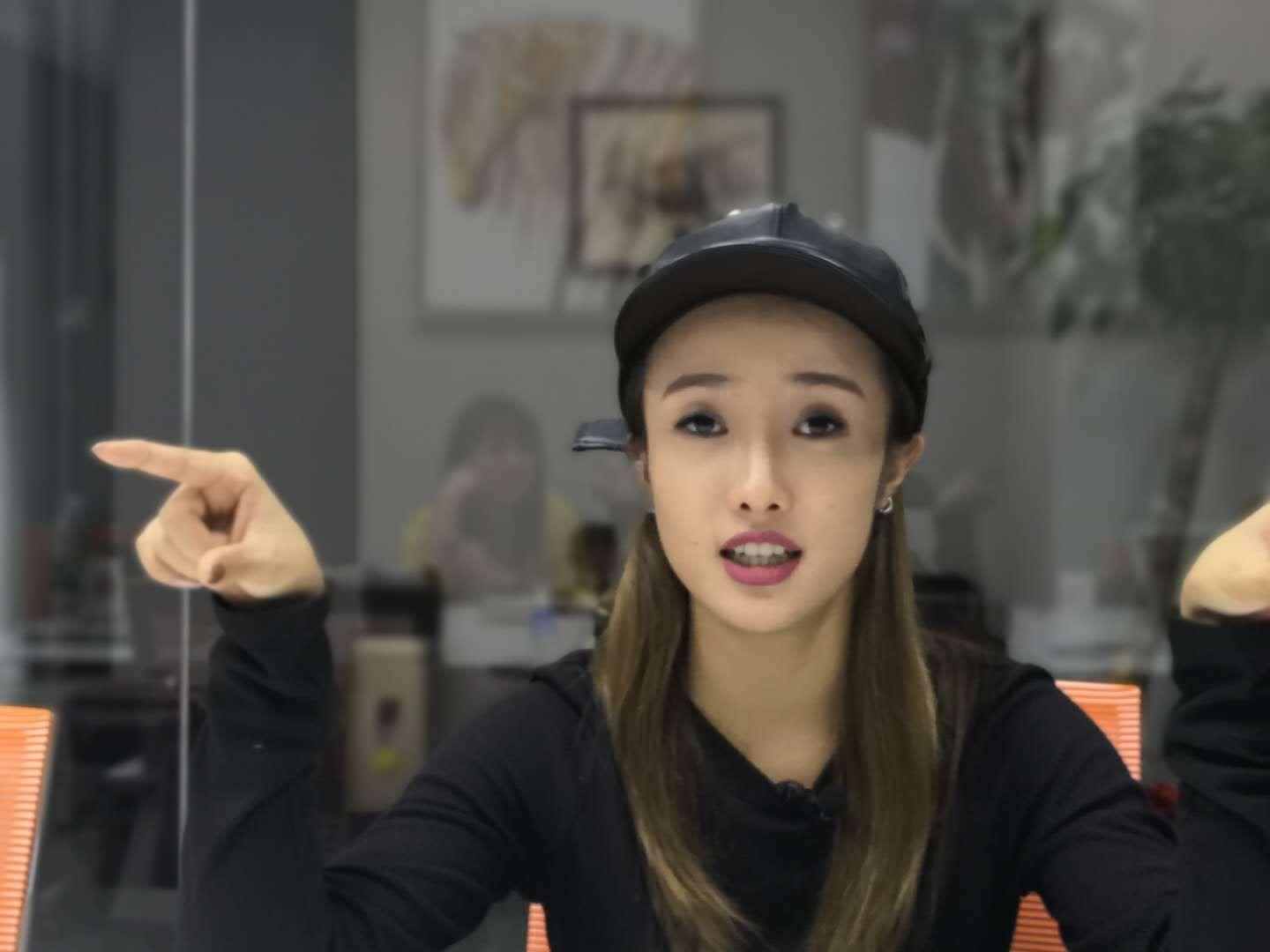 揭秘真实的主播圈：镜头前的2小时与镜头后的6小时